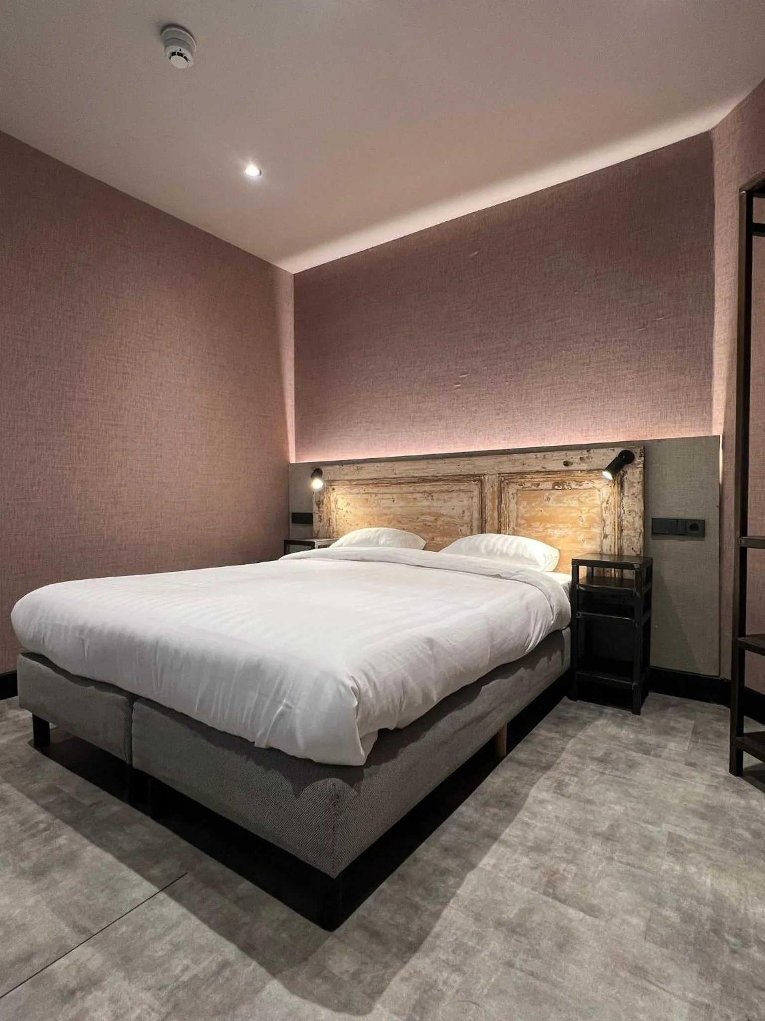 Bedroom, Bed in Amigo Hotel