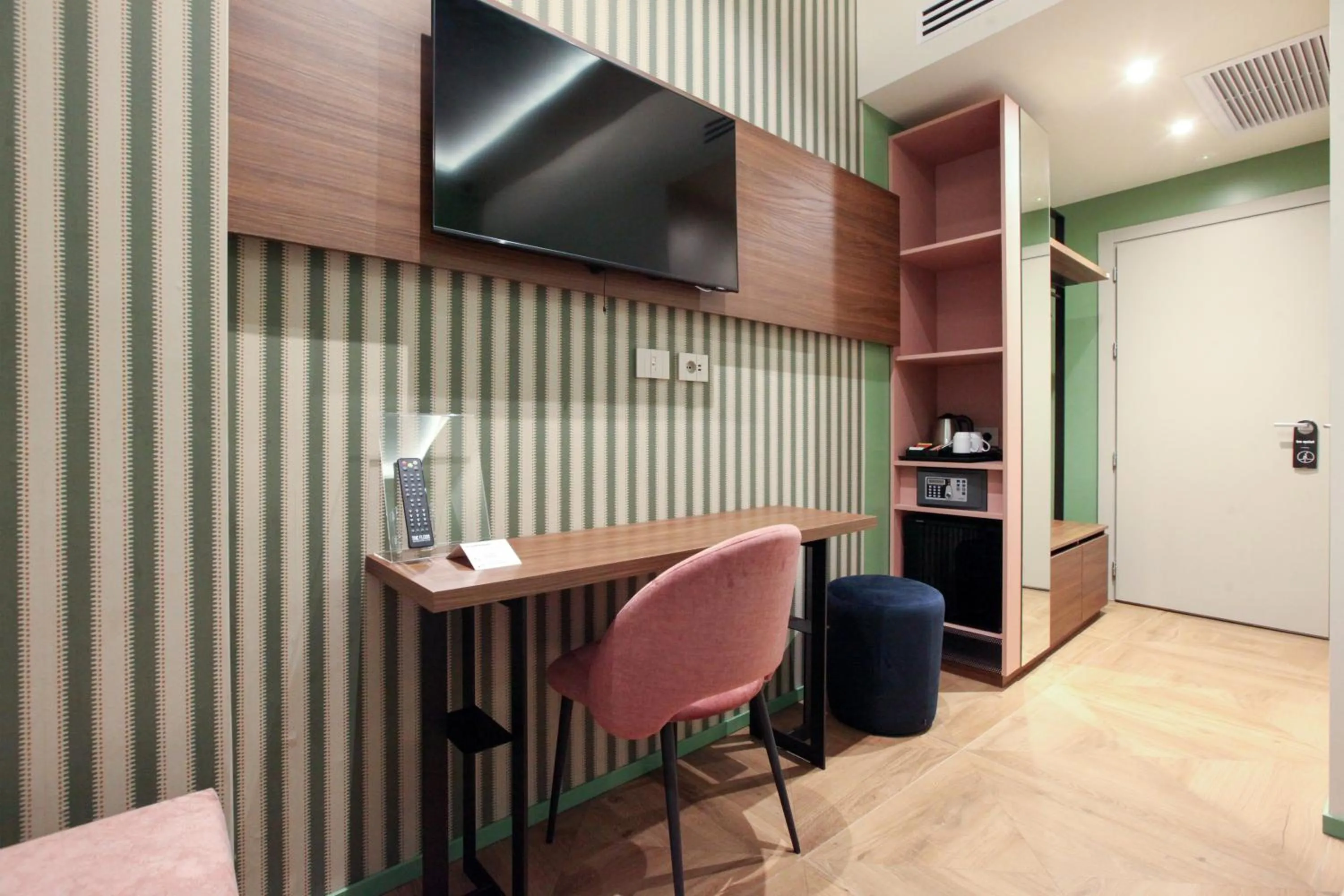 TV and multimedia in The FLOOR