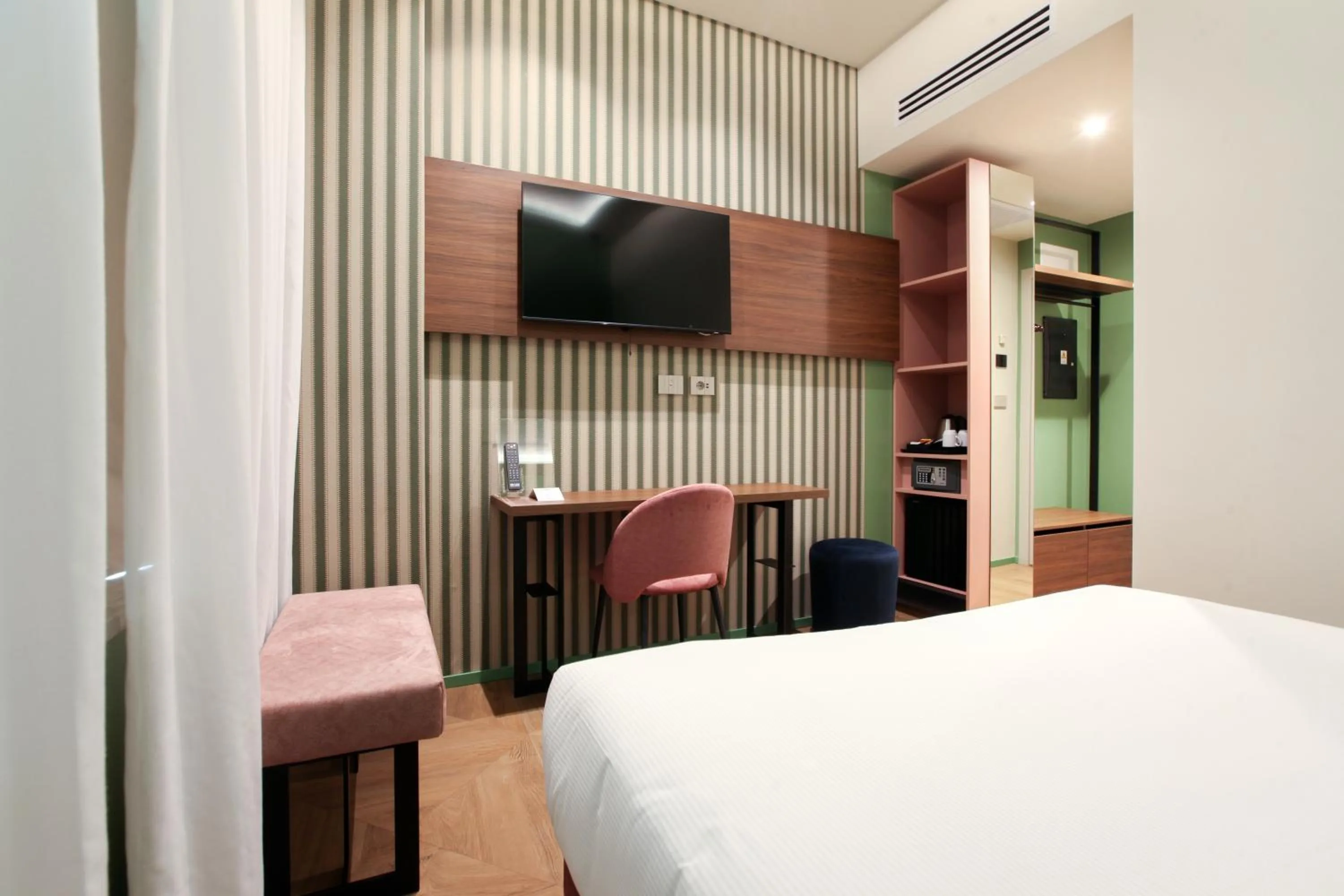 Photo of the whole room, Bed in The FLOOR