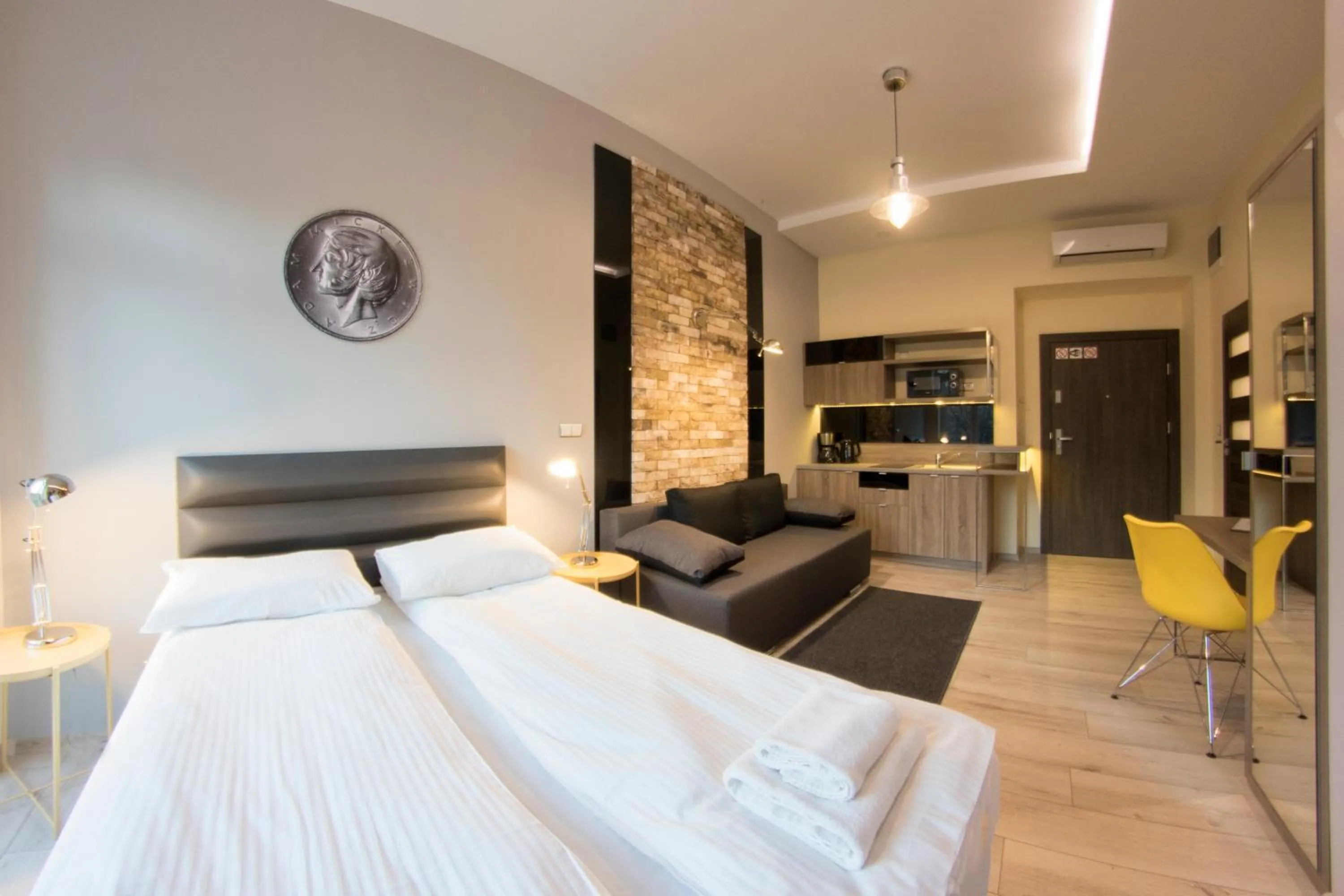 Kitchen or kitchenette, Bed in Yourplace Central Apartments