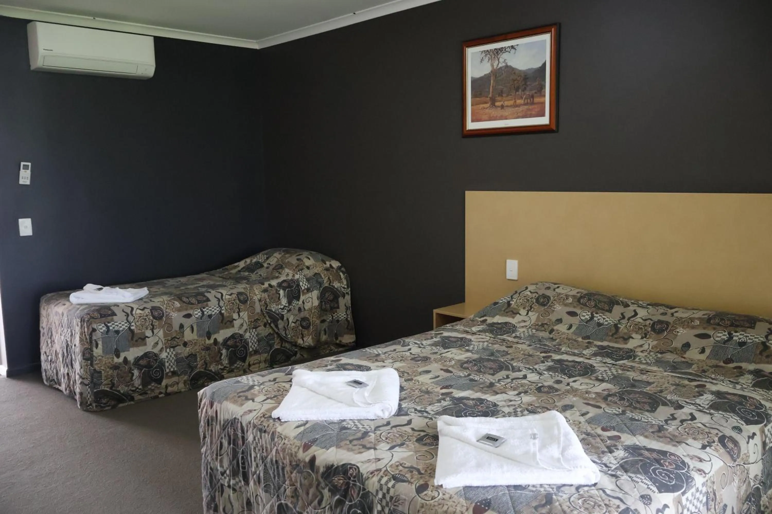 Bed in Victory Hotel Motel Gympie