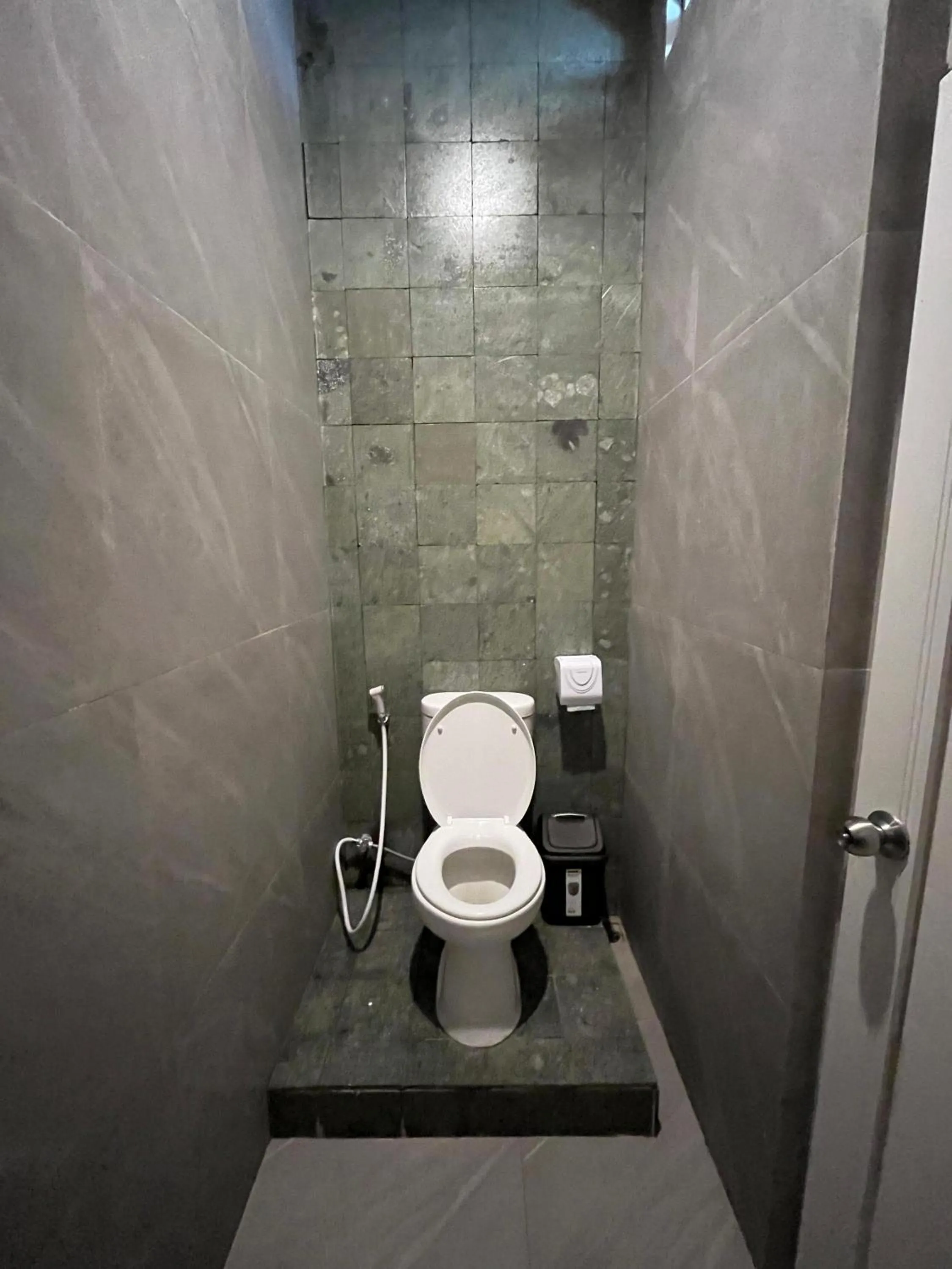 Shower in Sampai Town Hotel