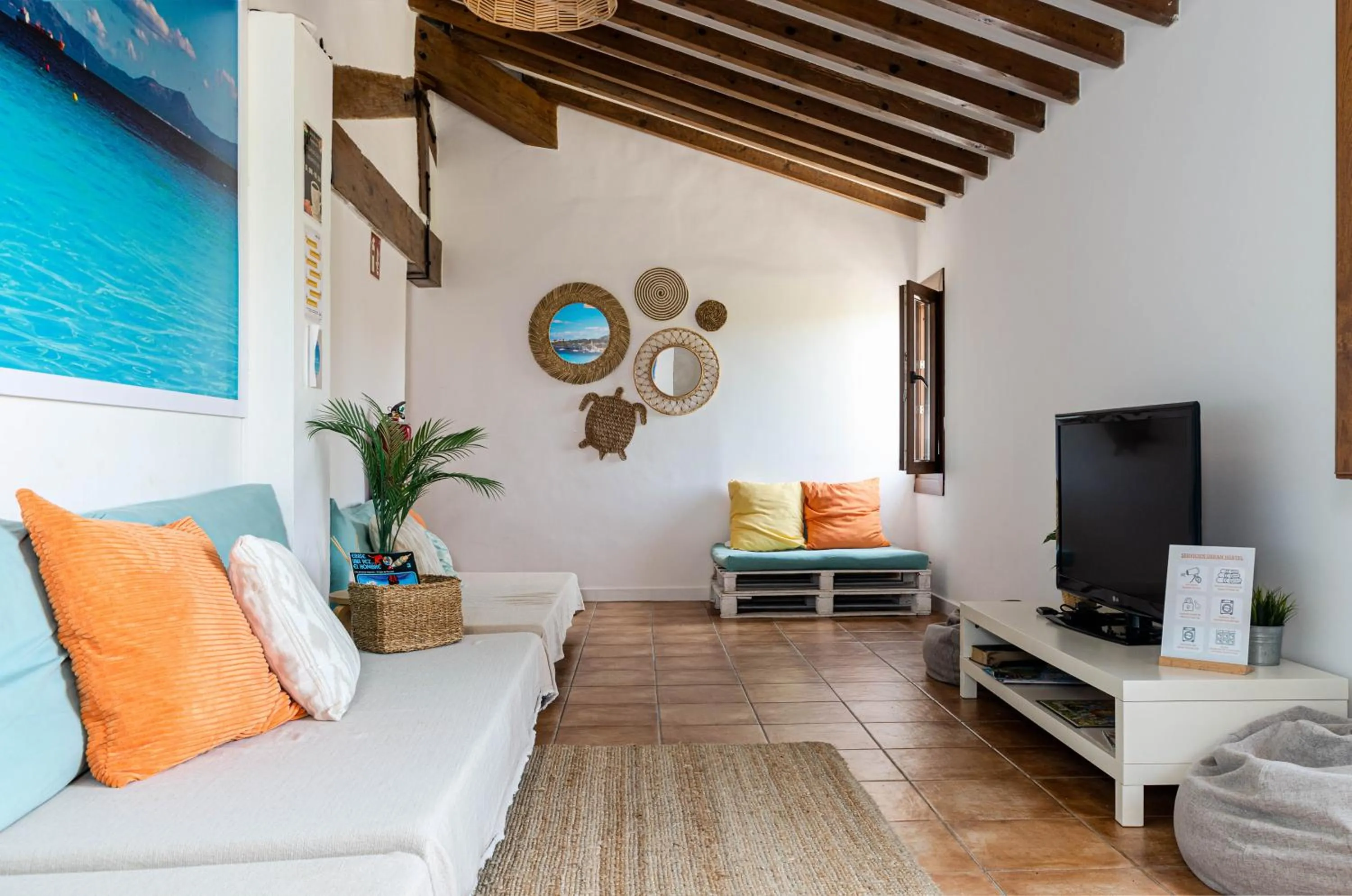 Communal lounge/ TV room in Urban Hostel Palma - Albergue Juvenil - Youth Hostel