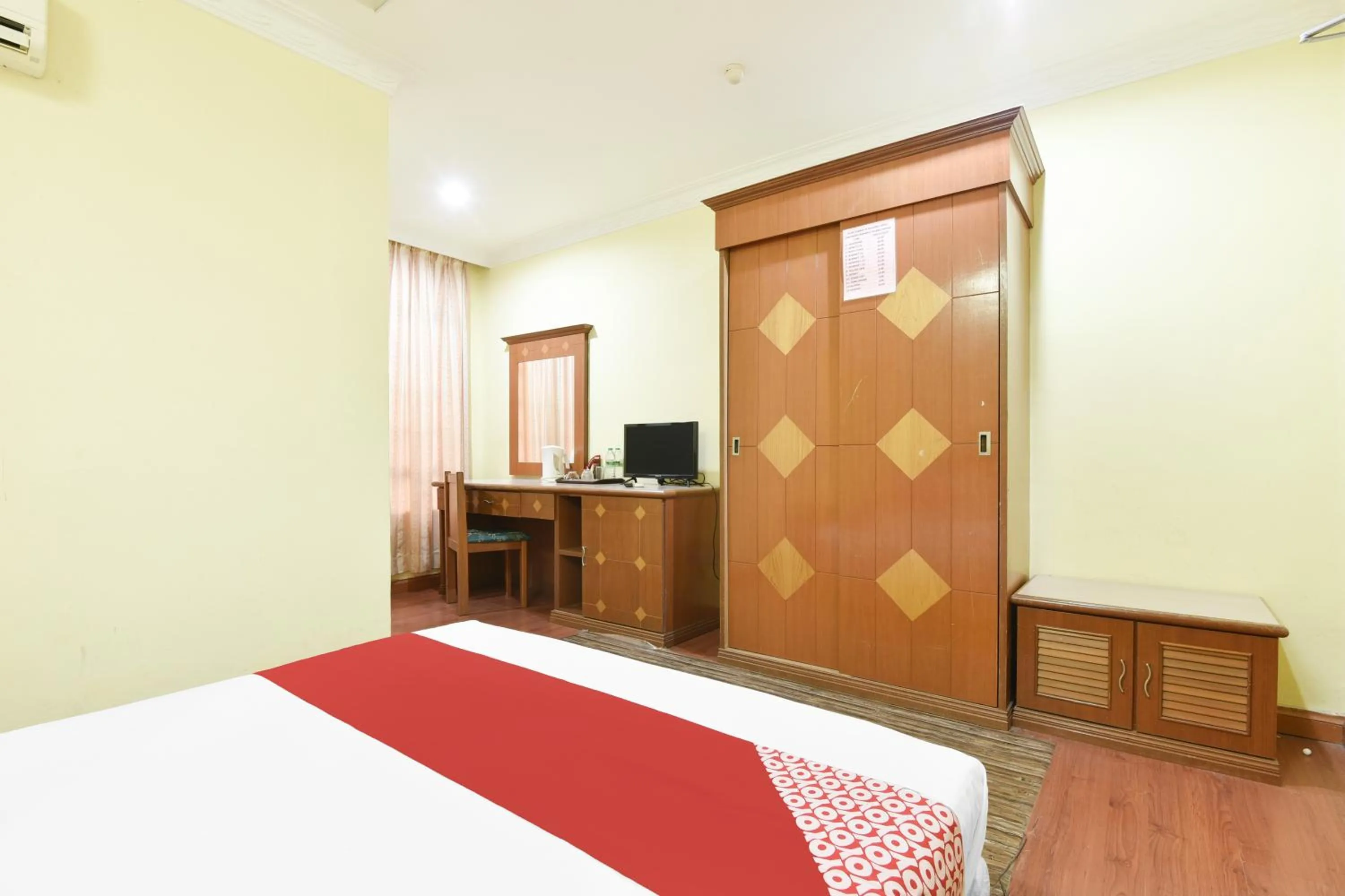 Bedroom, Bed in Hotel O Kota Bharu Near War Museum Formerly Azam Hotel