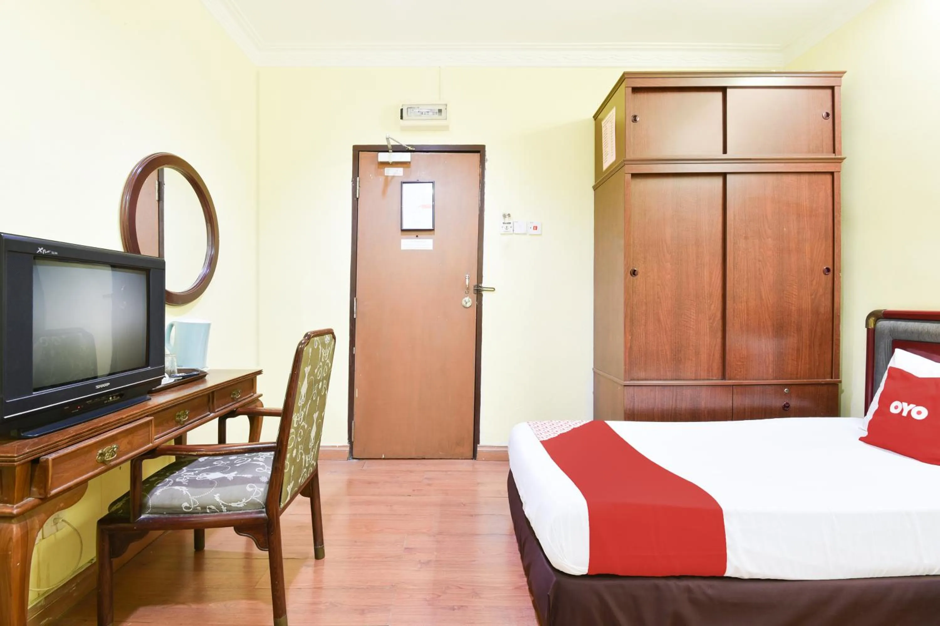 Bedroom, Bed in Hotel O Kota Bharu Near War Museum Formerly Azam Hotel