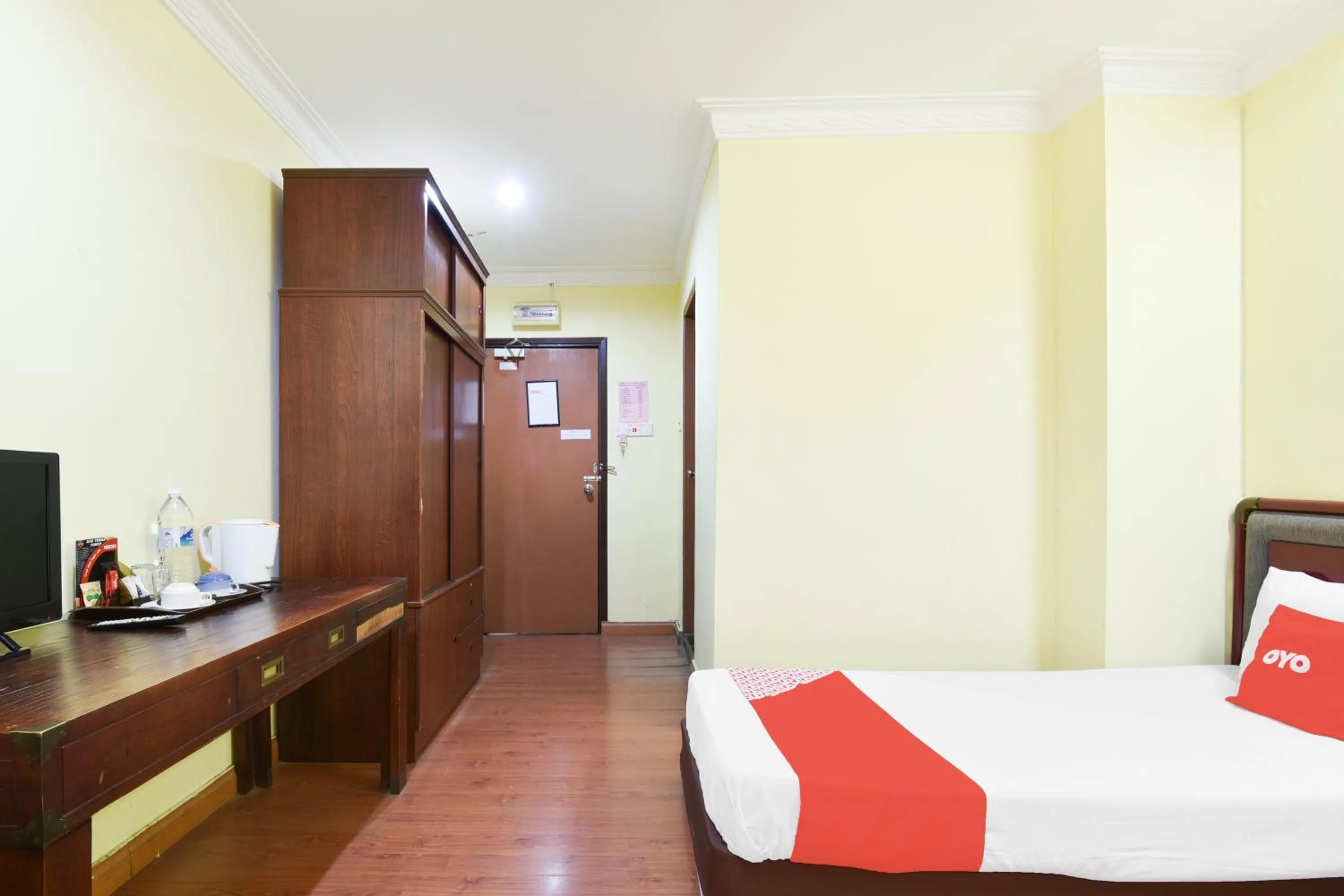 Bedroom, Bed in Hotel O Kota Bharu Near War Museum Formerly Azam Hotel