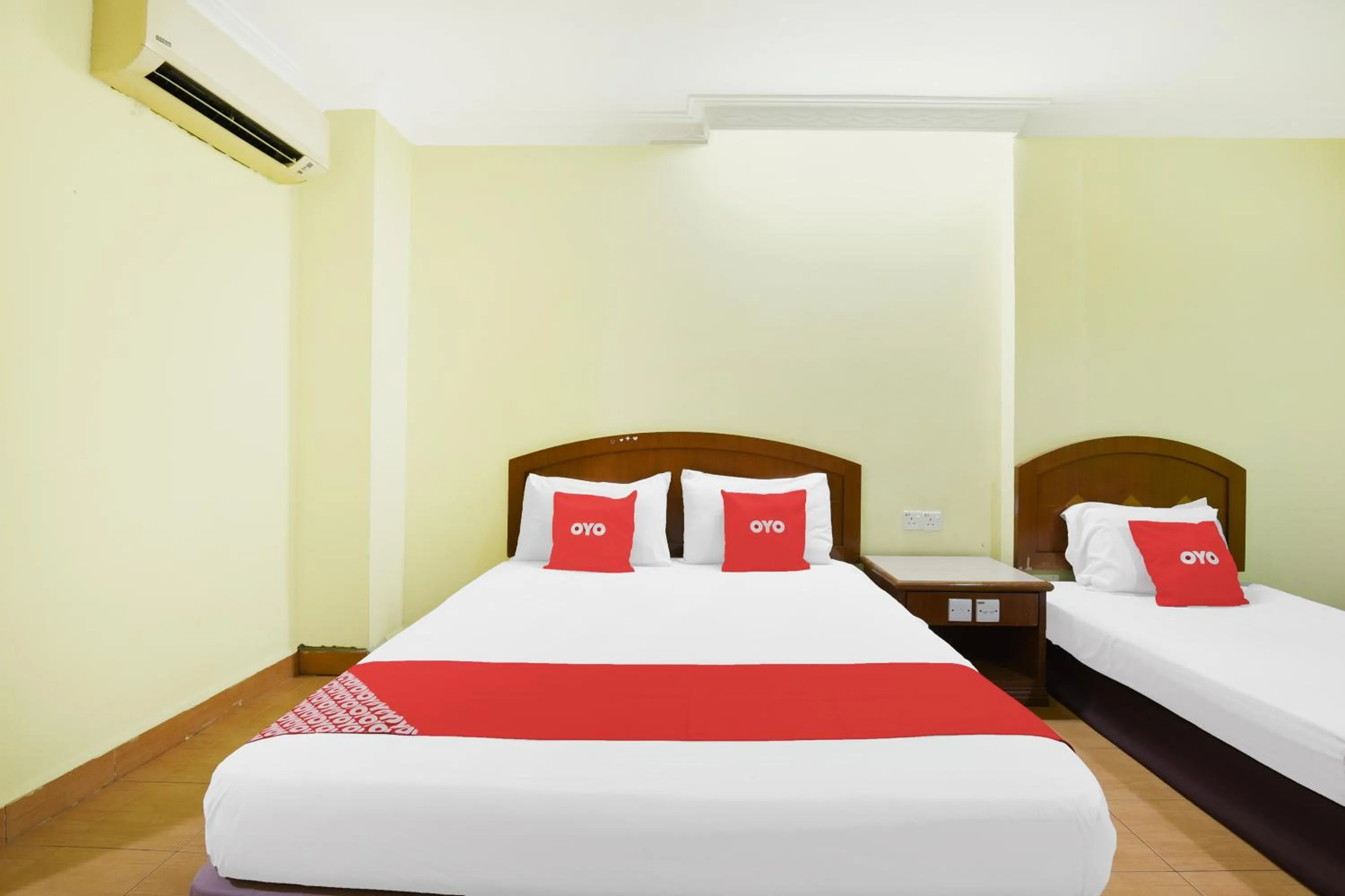 Bedroom, Bed in Hotel O Kota Bharu Near War Museum Formerly Azam Hotel