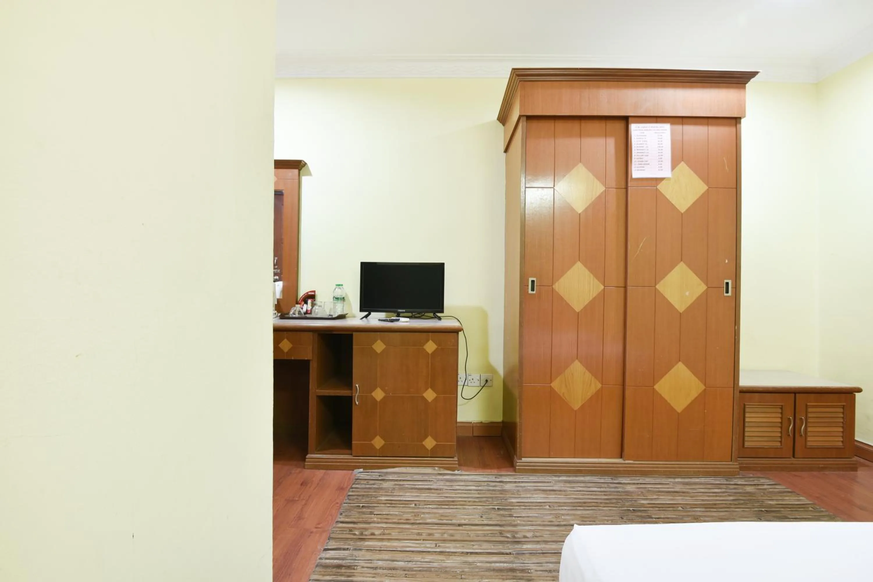 Bedroom, Bed in Hotel O Kota Bharu Near War Museum Formerly Azam Hotel