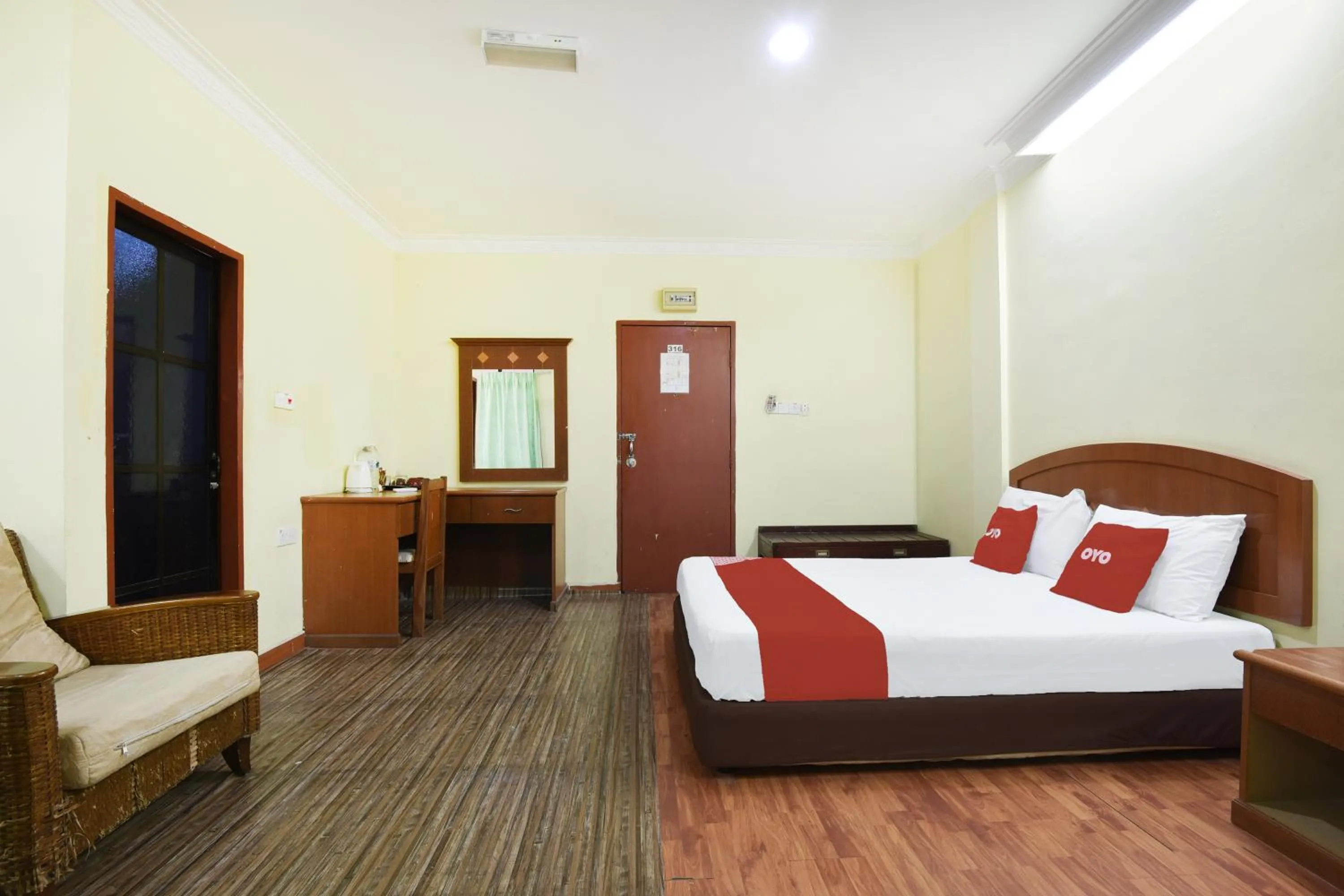 Bedroom, Bed in Hotel O Kota Bharu Near War Museum Formerly Azam Hotel