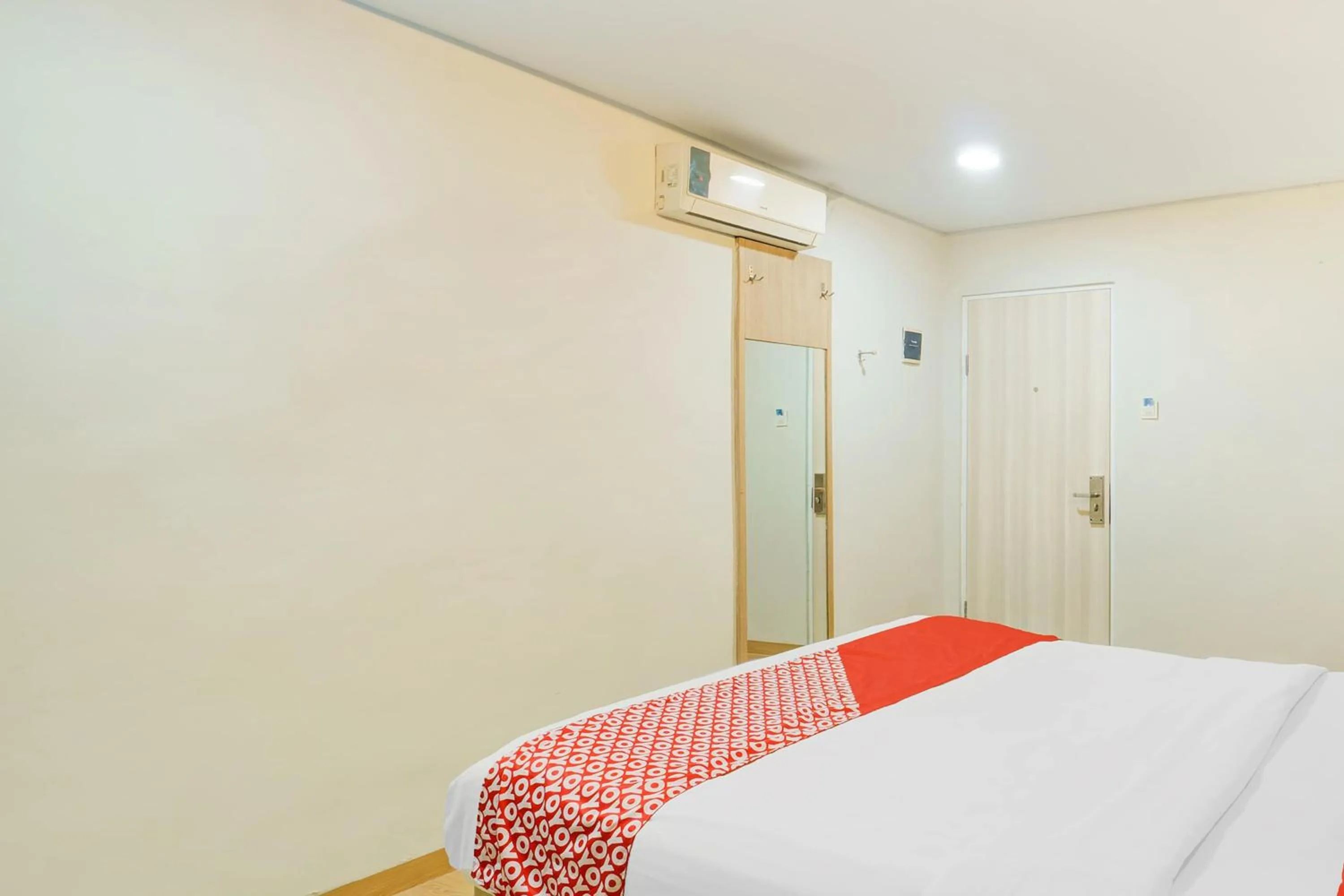 Bedroom, Bed in Hotel O Tanjung Duren Near Mall Citraland Formerly Suba Hotel