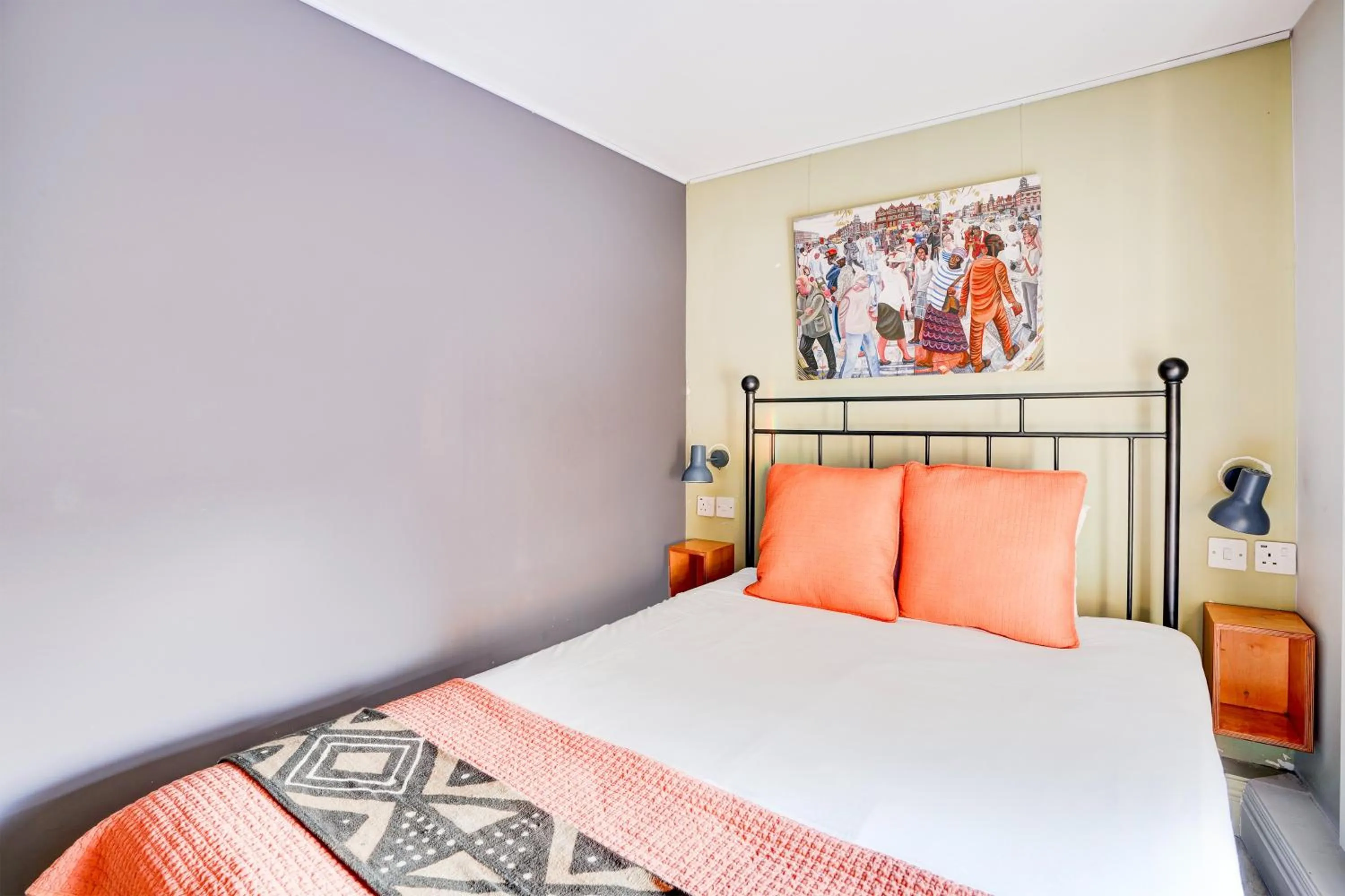 Bedroom, Bed in Dancenter Southwark Near London Bridge