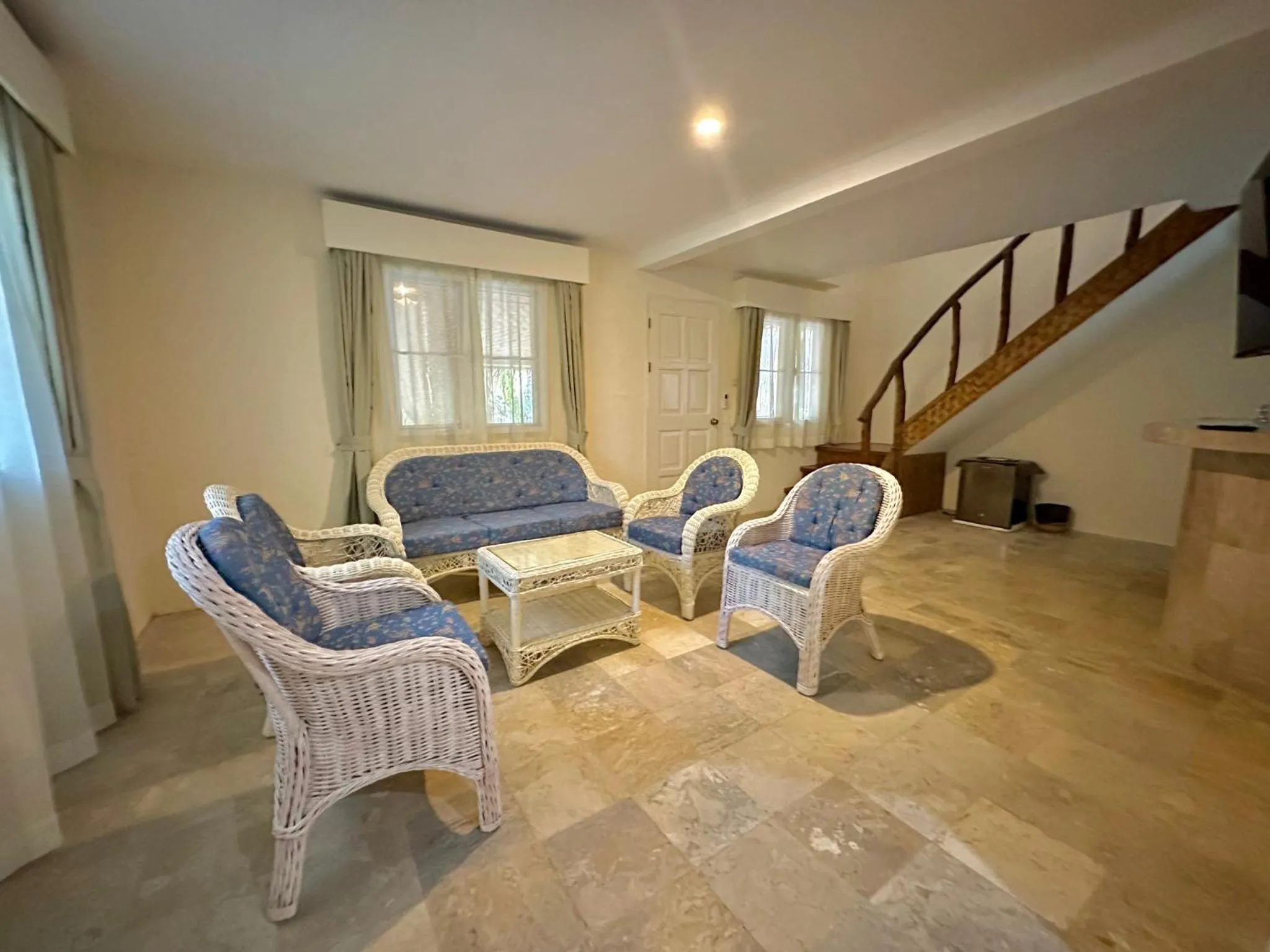 Living room in Coco Sunset Beach Resort