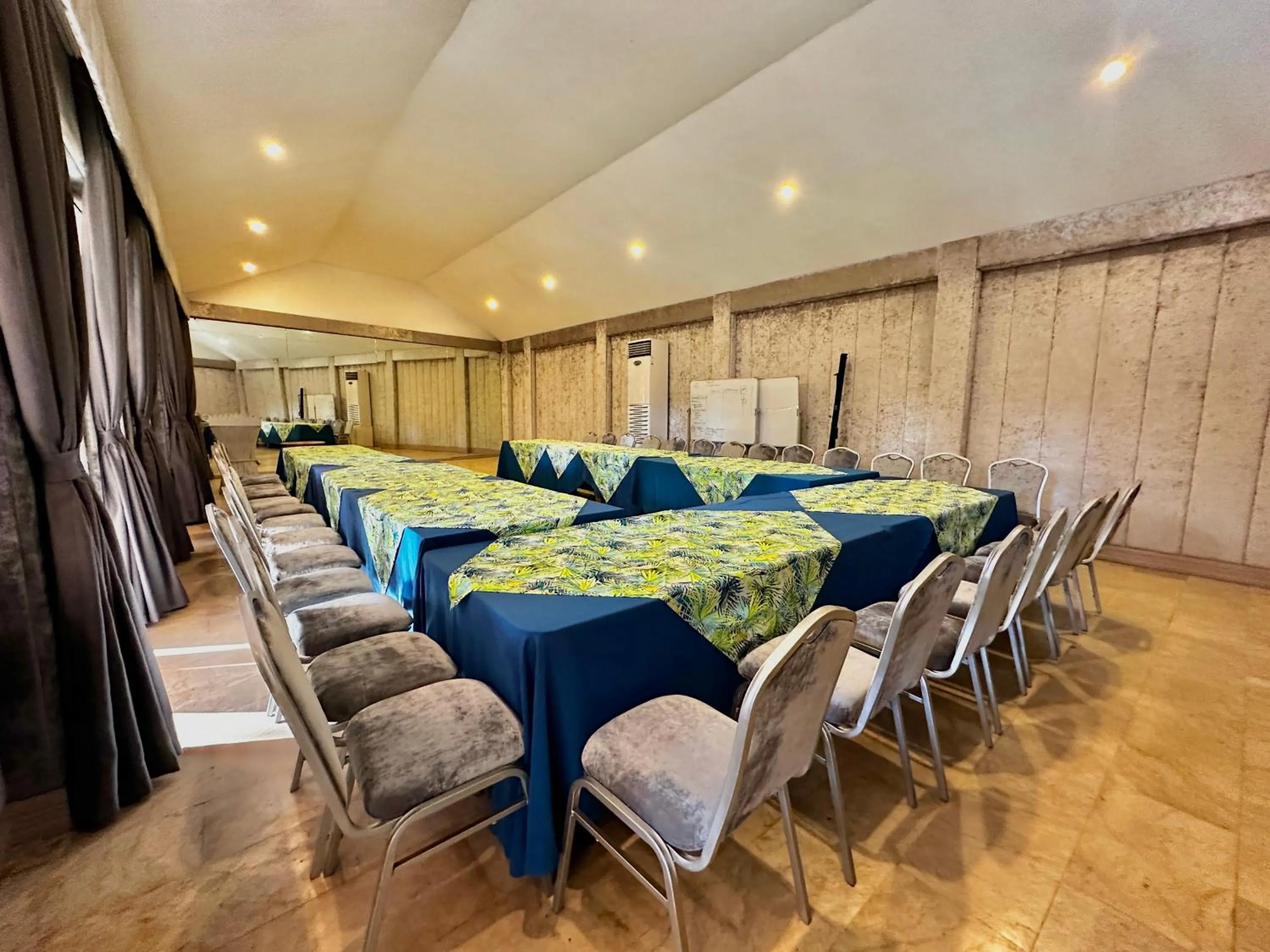 Meeting/conference room in Coco Sunset Beach Resort