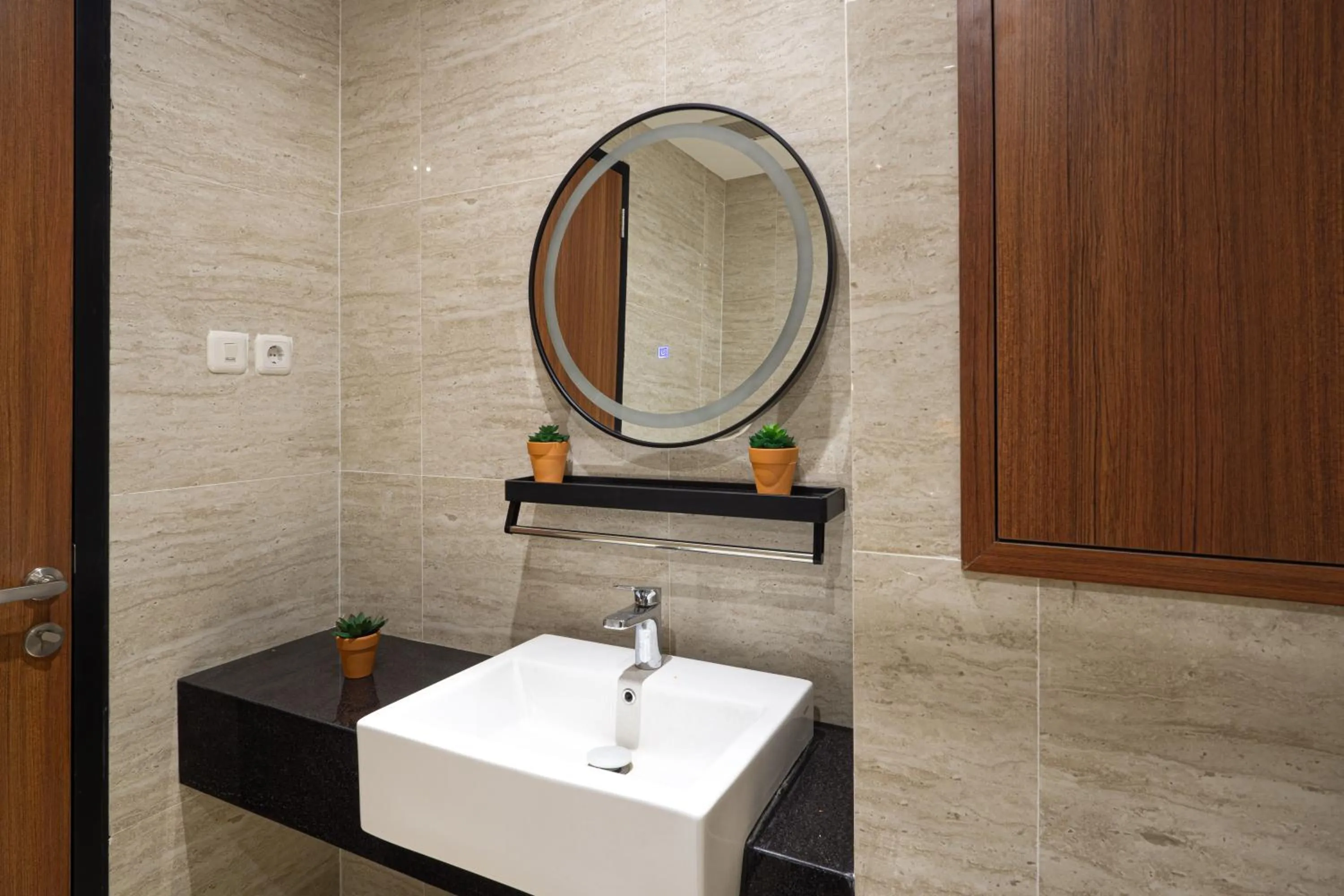 Bathroom in Svarnabumi Hotel