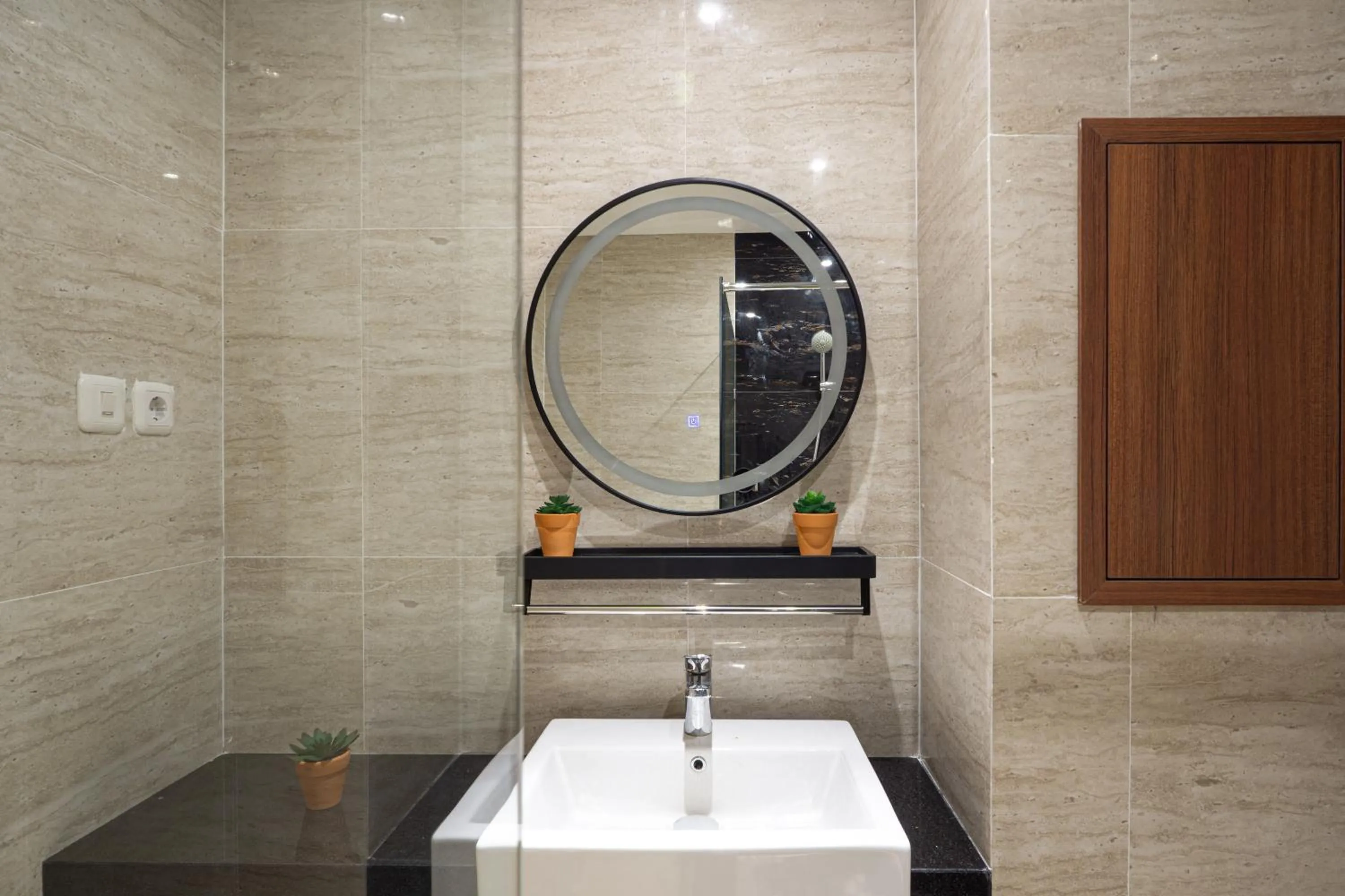 Bathroom in Svarnabumi Hotel