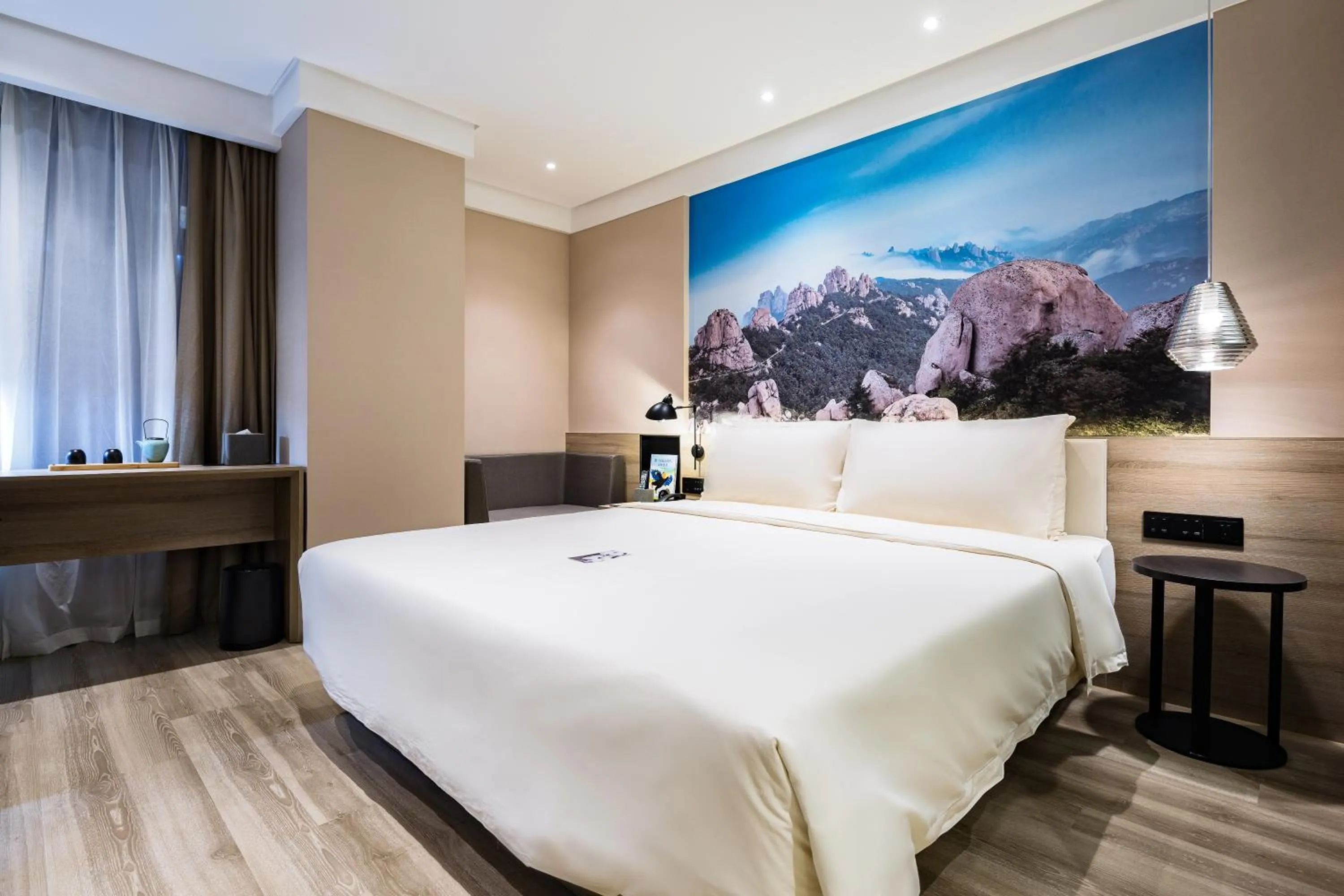 Photo of the whole room, Bed in Atour Hotel Qingdao May Fourth Square Yunxiao Road