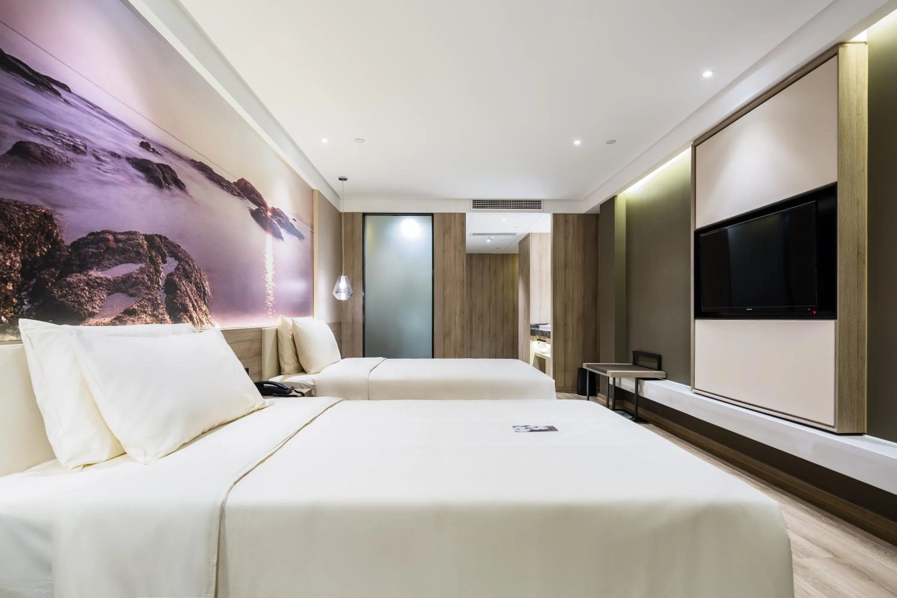 Photo of the whole room, Bed in Atour Hotel Qingdao May Fourth Square Yunxiao Road