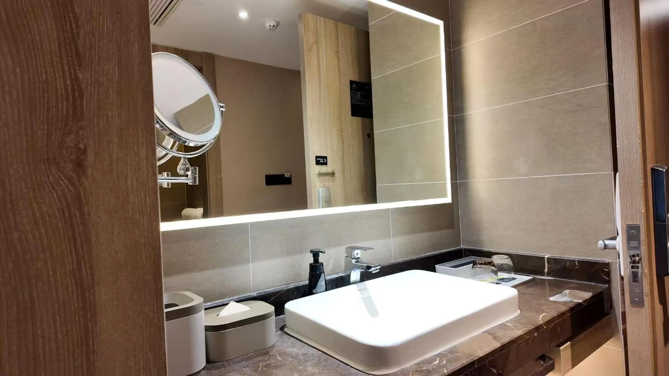 Property building in Atour Hotel Qingdao May Fourth Square Yunxiao Road