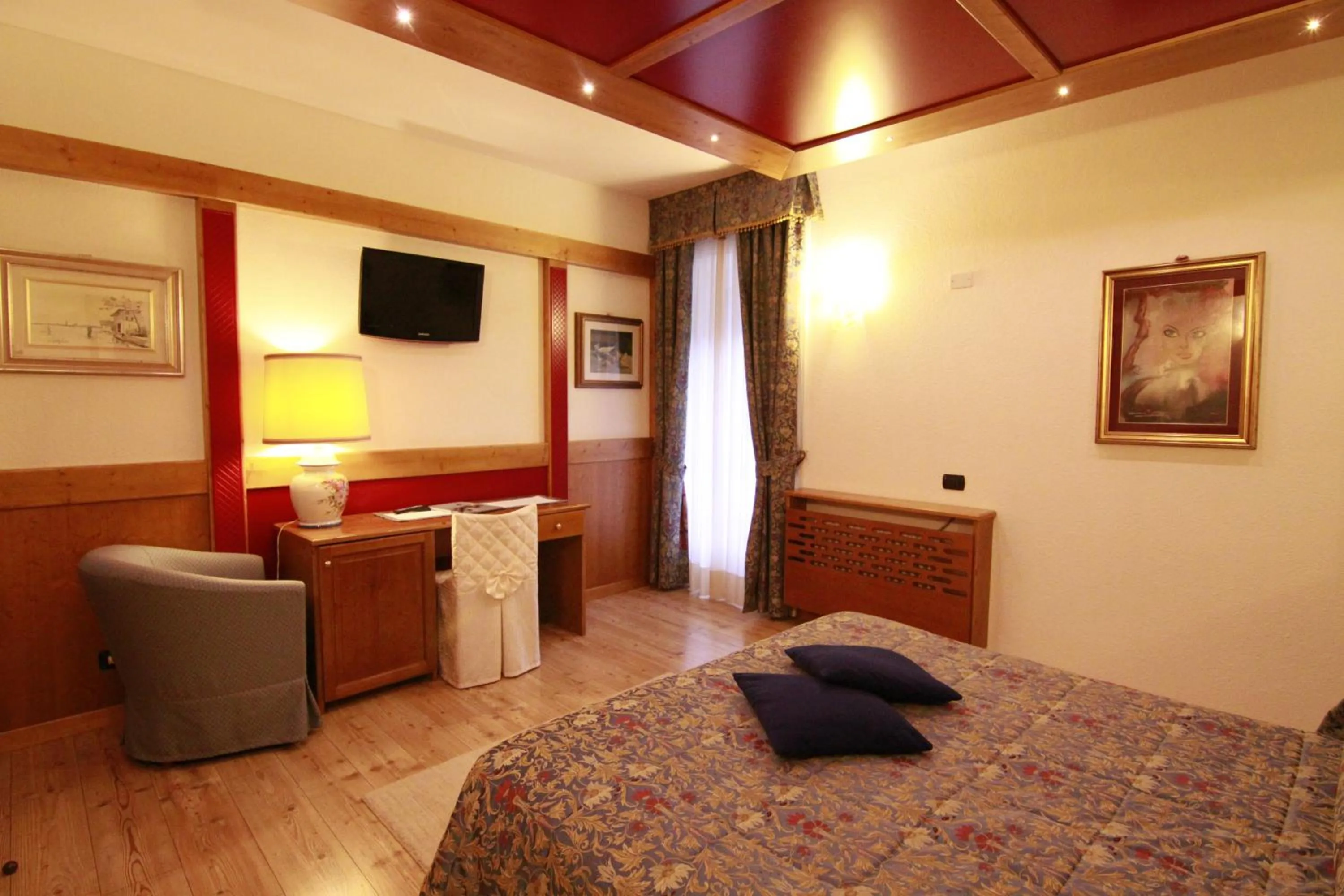 Photo of the whole room, Bed in G. Hotel Des Alpes (Classic since 1912)