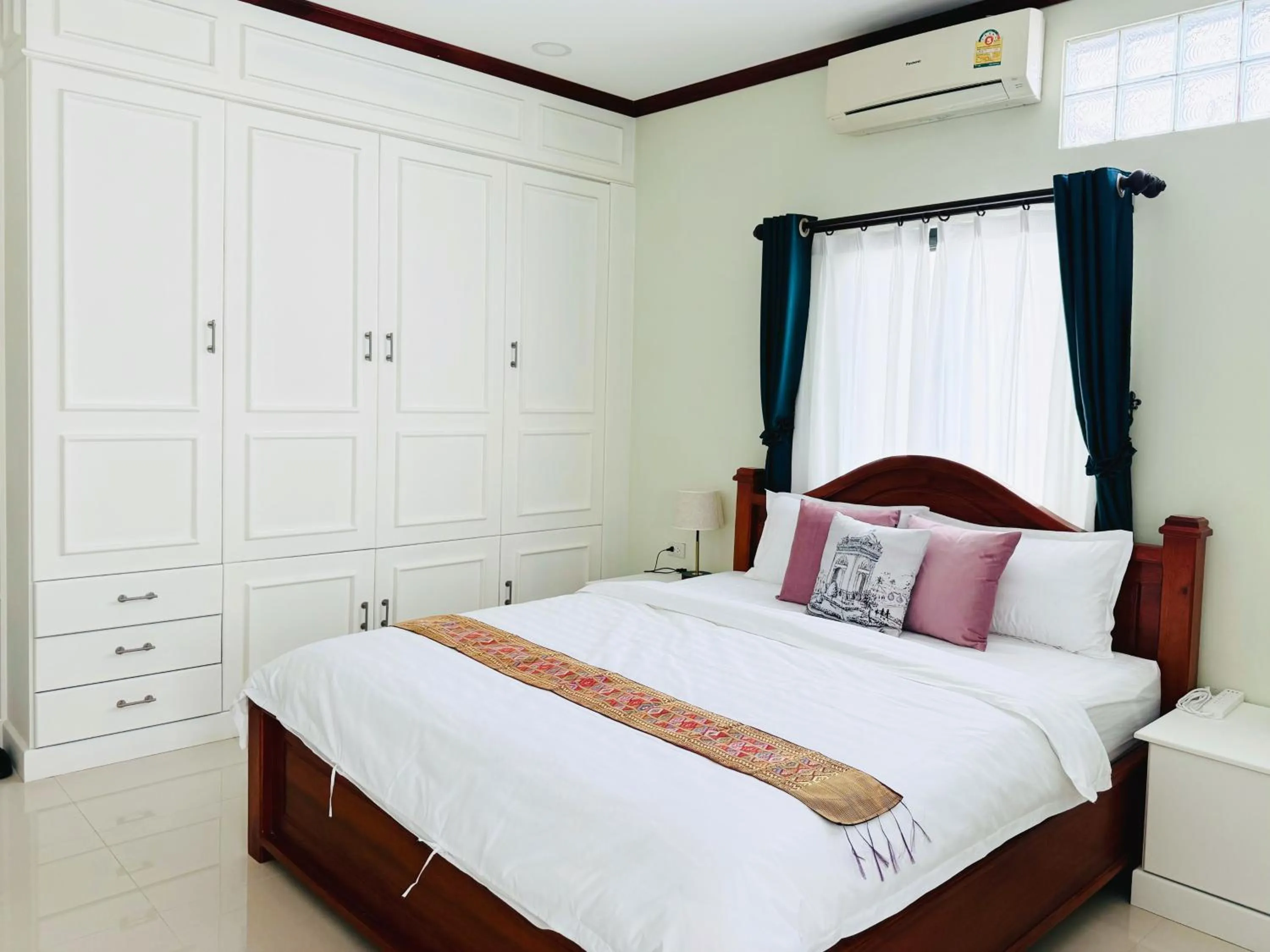 wardrobe, Bed in Vanida Hotel