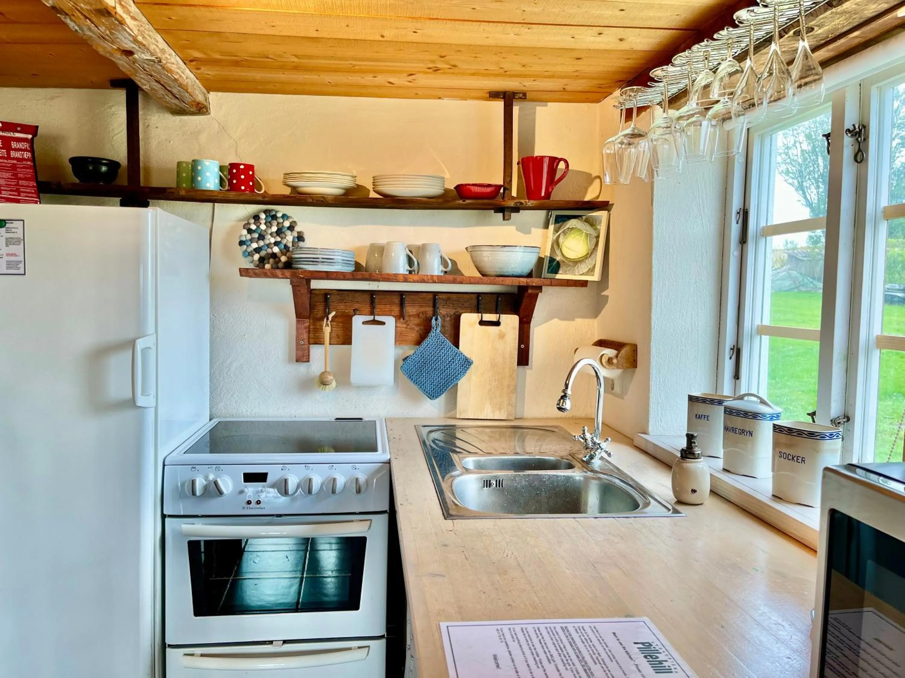 Kitchen or kitchenette in Sydkustens at Pillehill