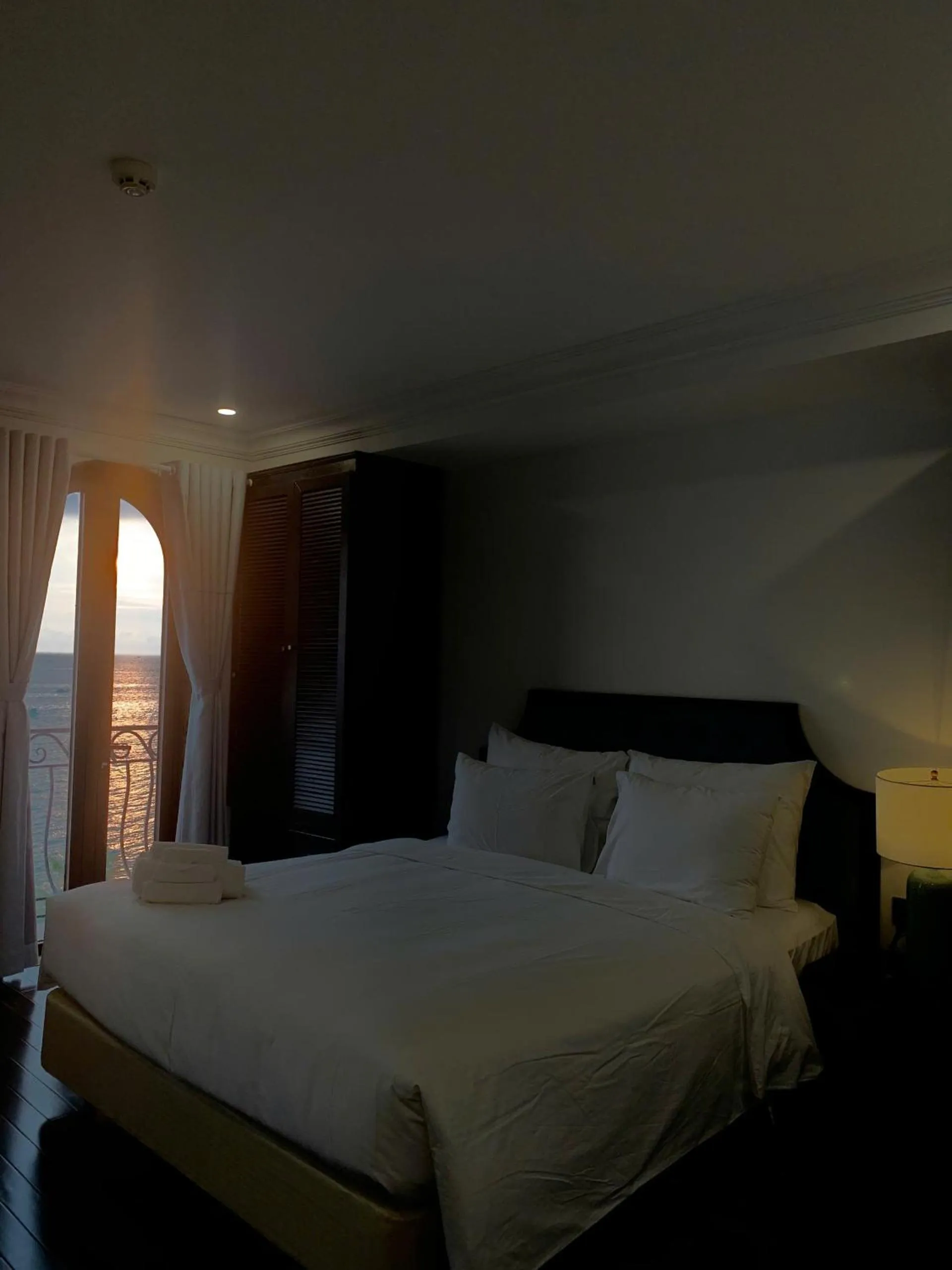 Bedroom, Bed in The Room Hotel - Starbucks