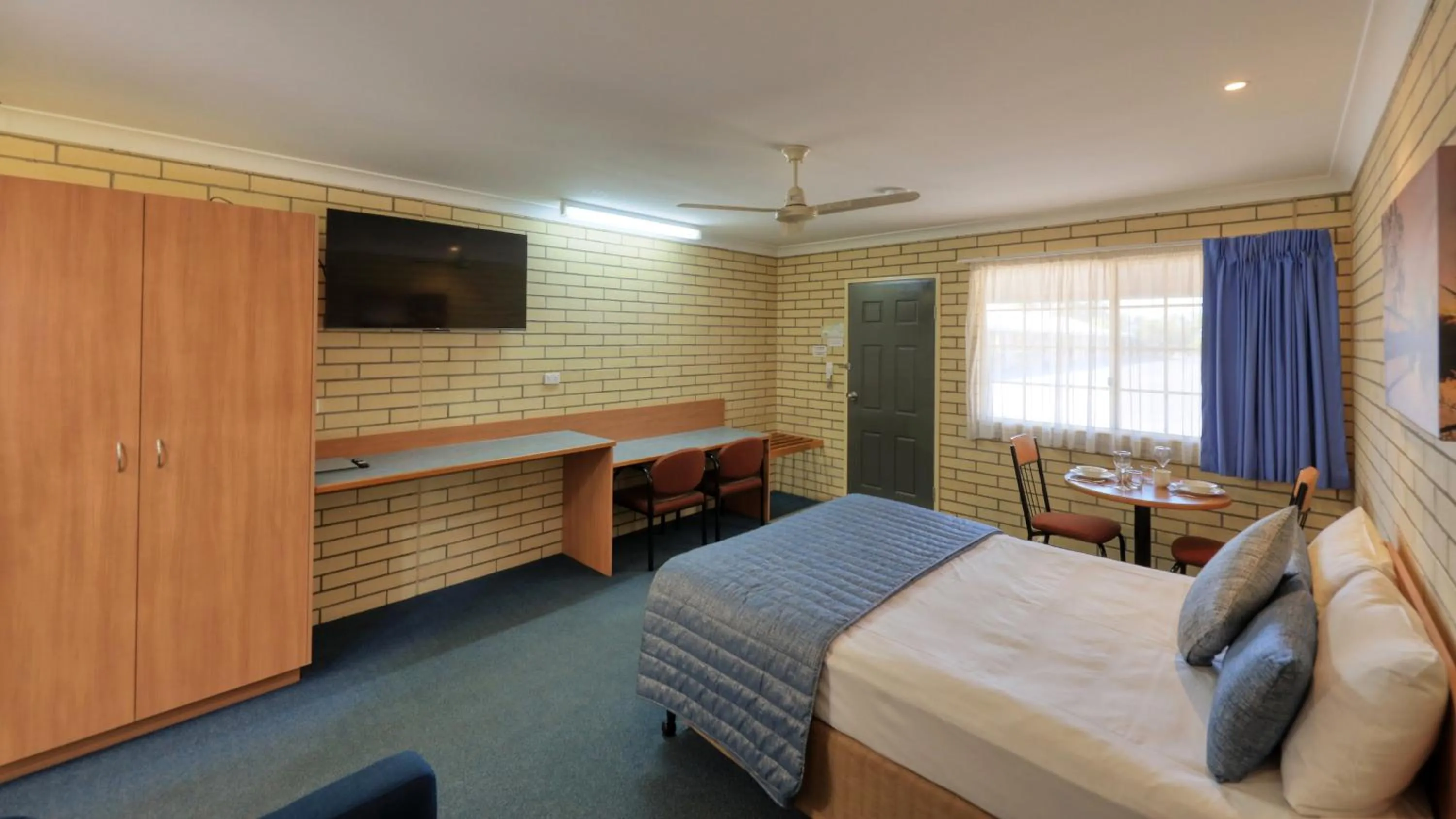 Dining area, Bed in Riverland Motor Inn