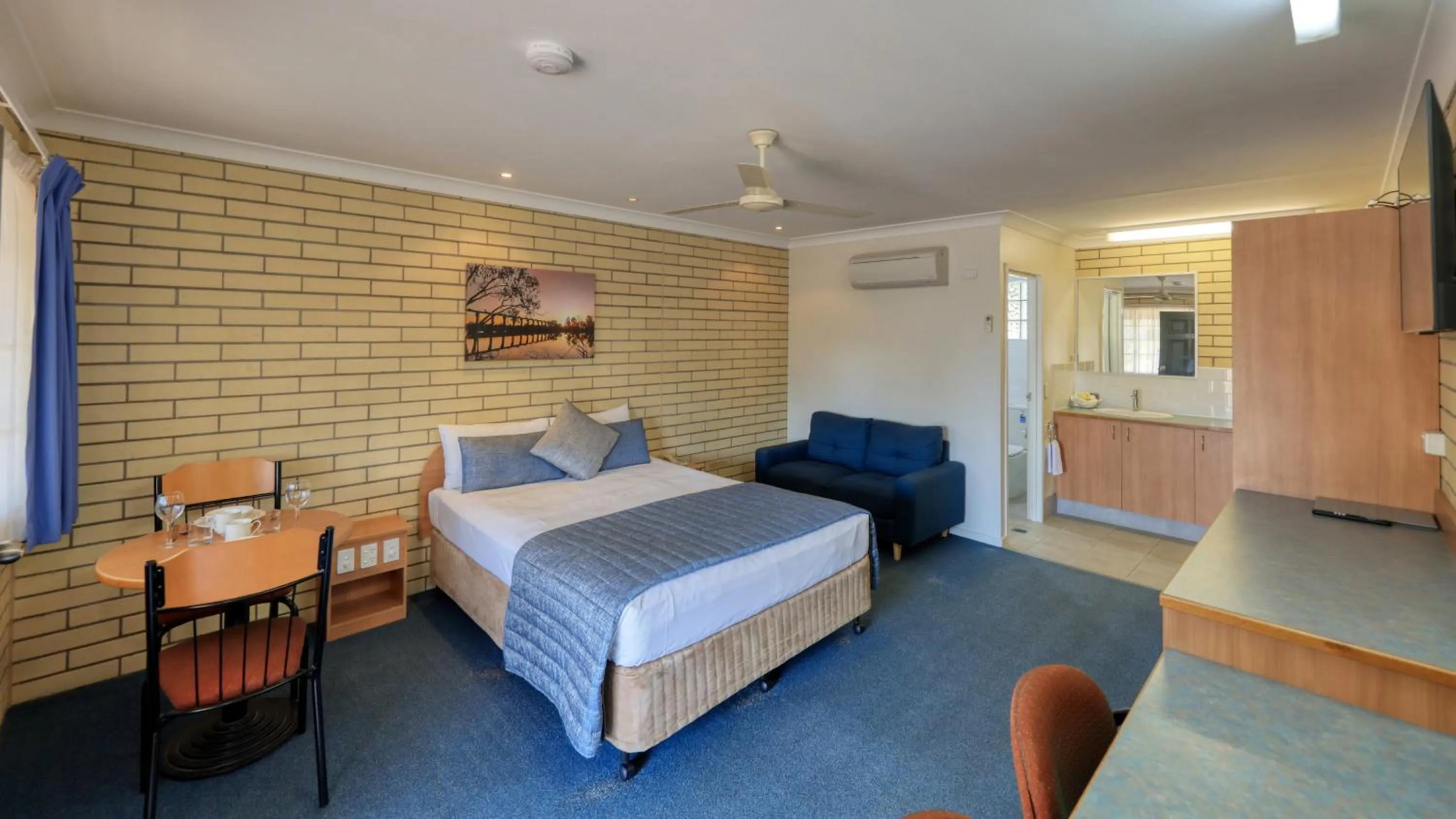 Photo of the whole room, Bed in Riverland Motor Inn