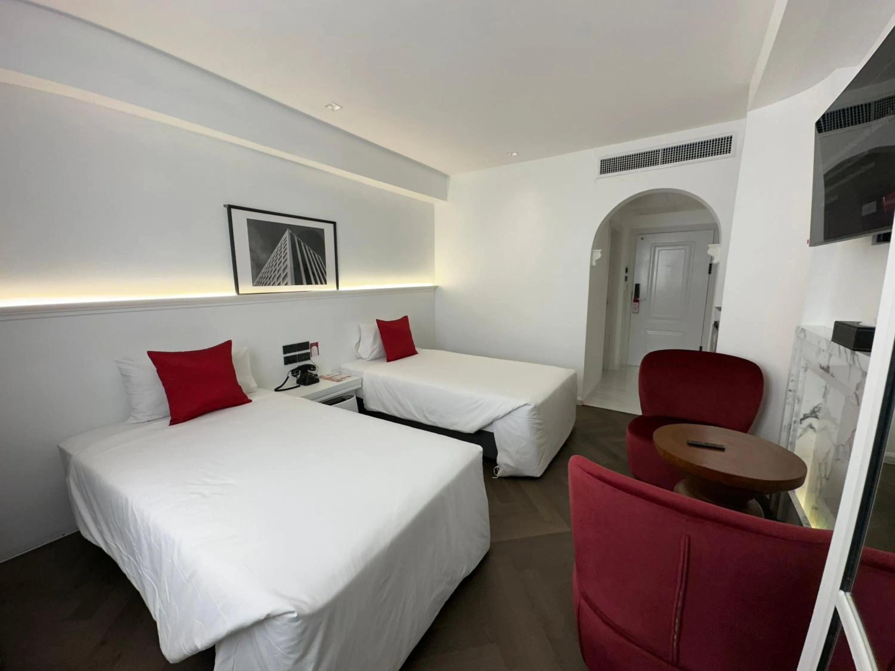 Bedroom, Bed in Elizabeth Hotel