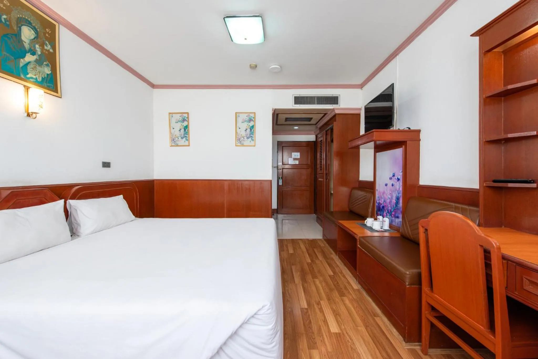 Photo of the whole room, Bed in Elizabeth Hotel