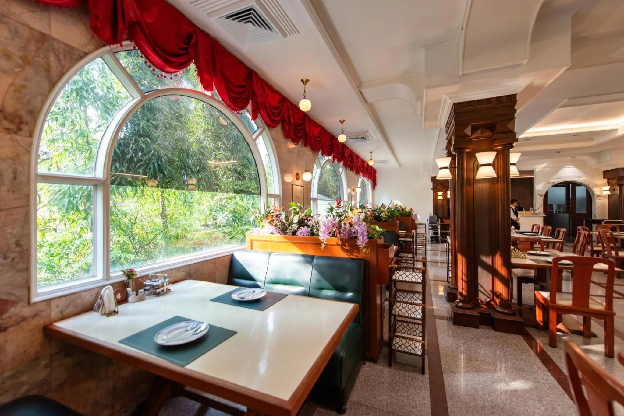 Restaurant/places to eat in Elizabeth Hotel