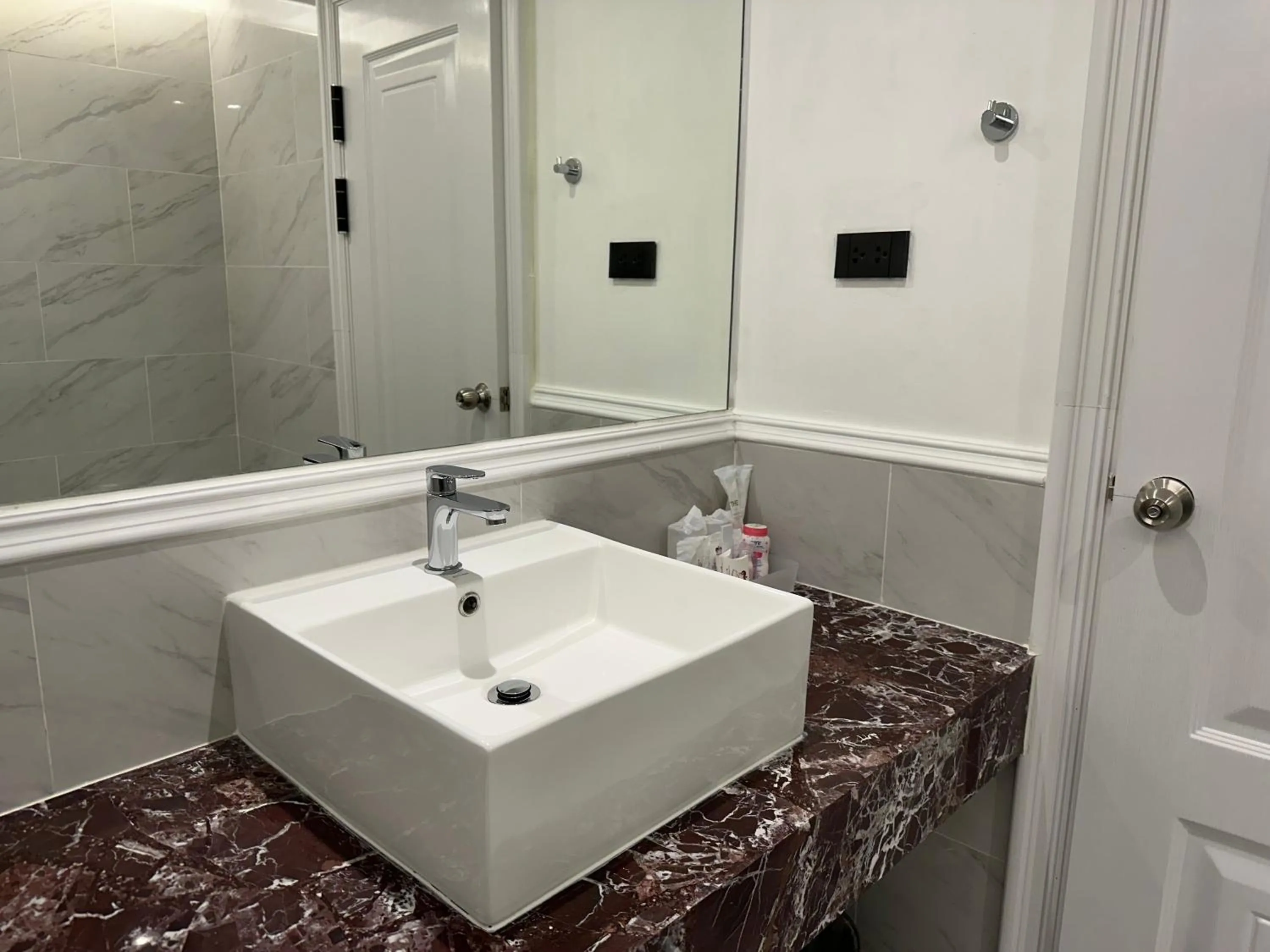 Bathroom in Elizabeth Hotel