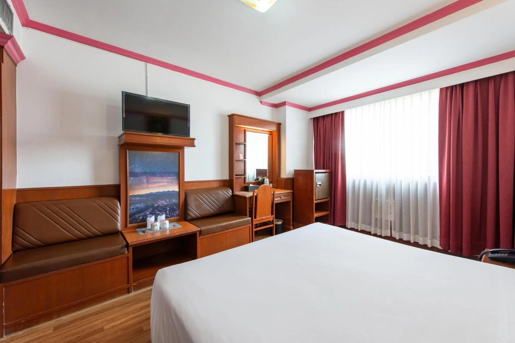 Bed in Elizabeth Hotel