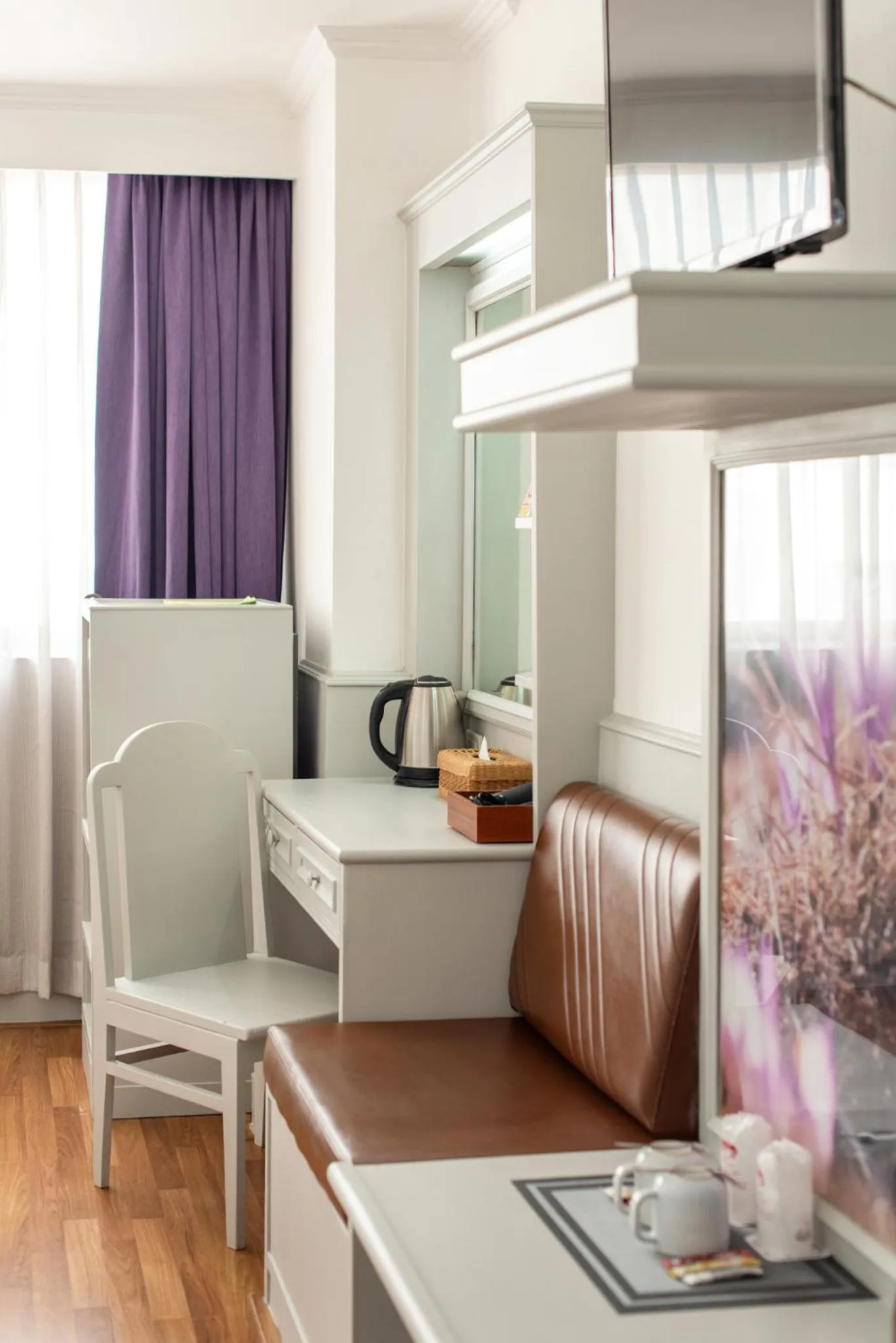 Seating area in Elizabeth Hotel