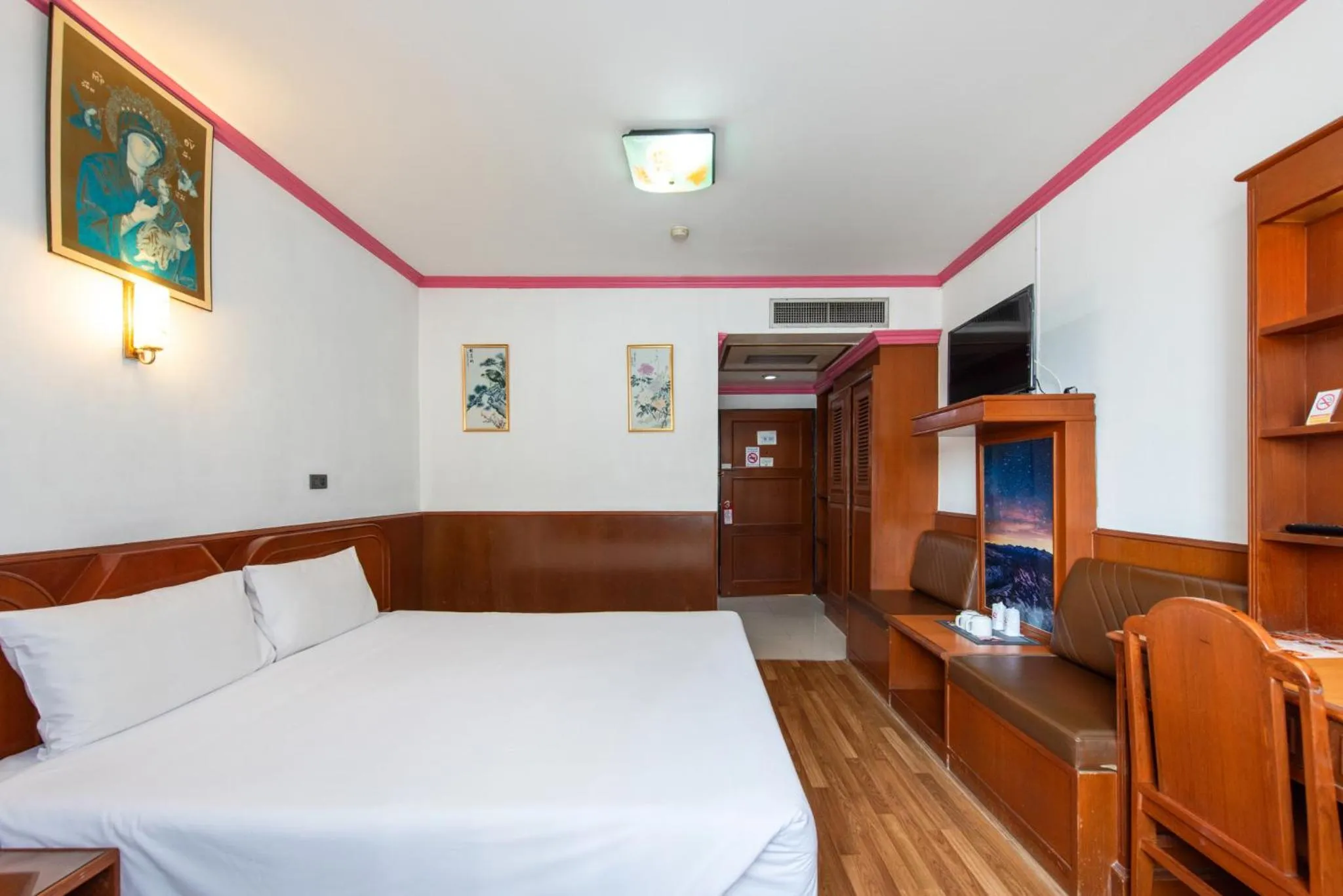 Bed in Elizabeth Hotel