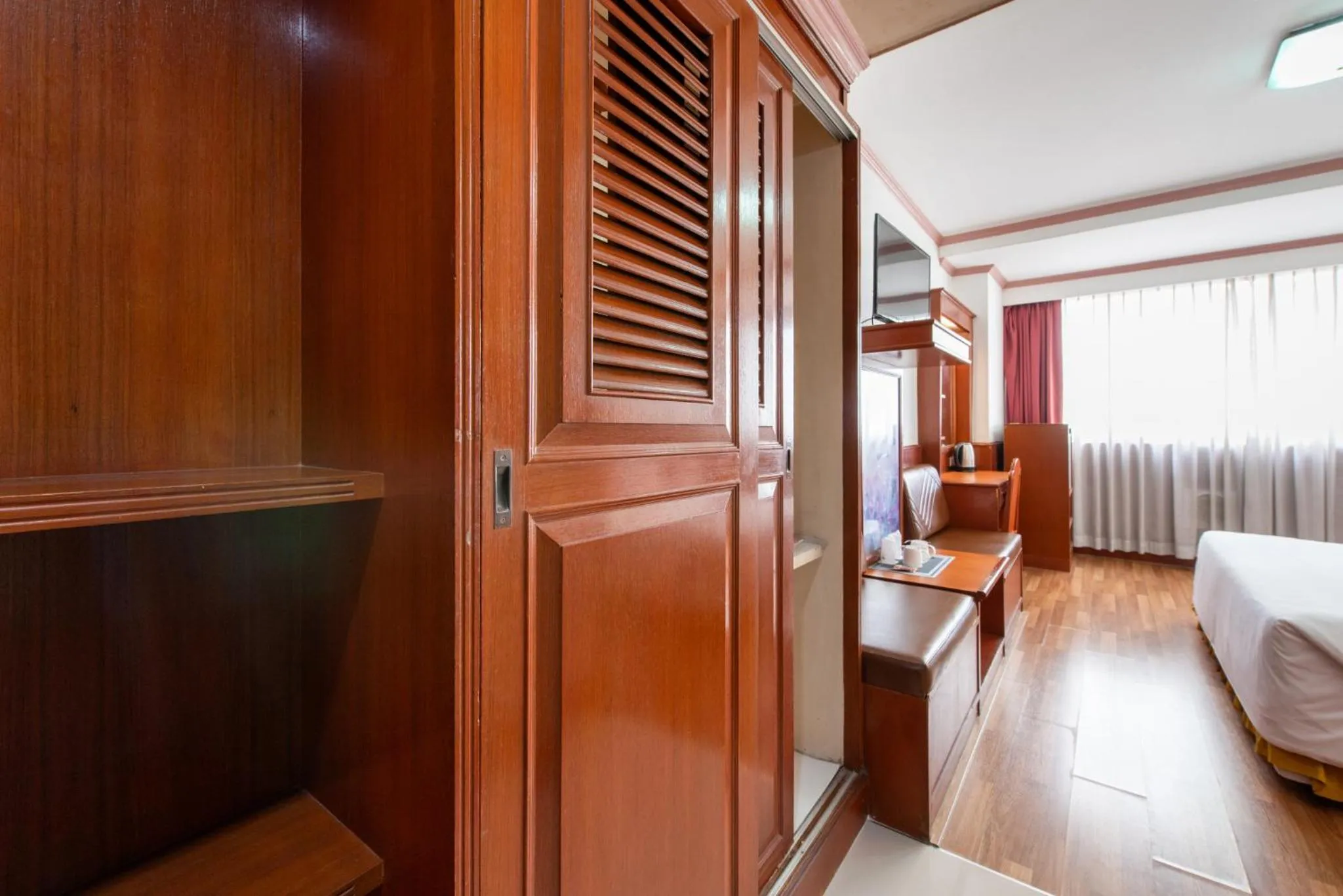 Photo of the whole room, Bed in Elizabeth Hotel