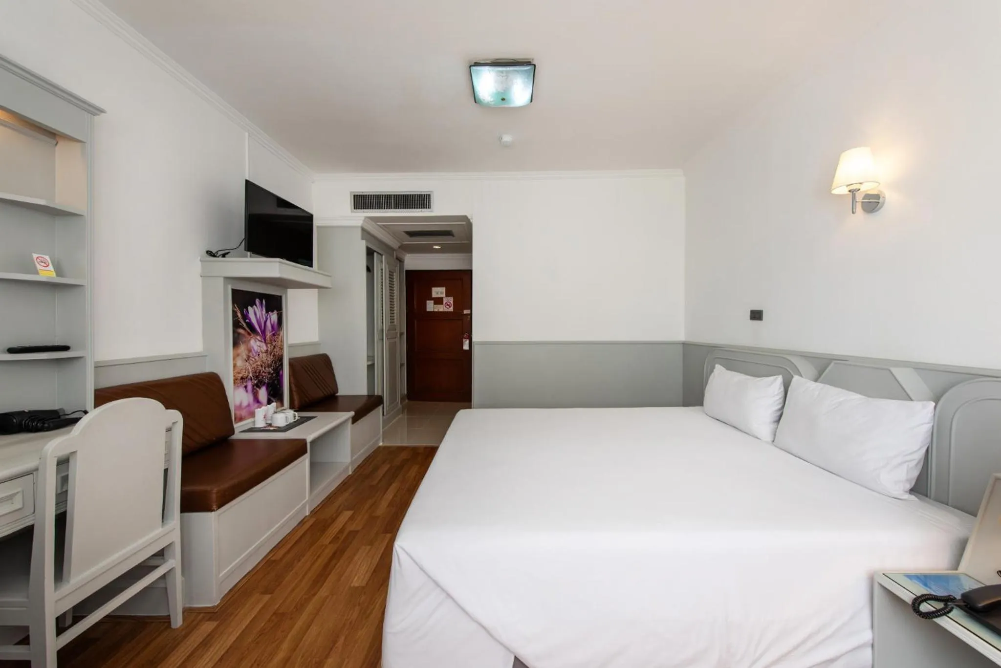 Bed in Elizabeth Hotel