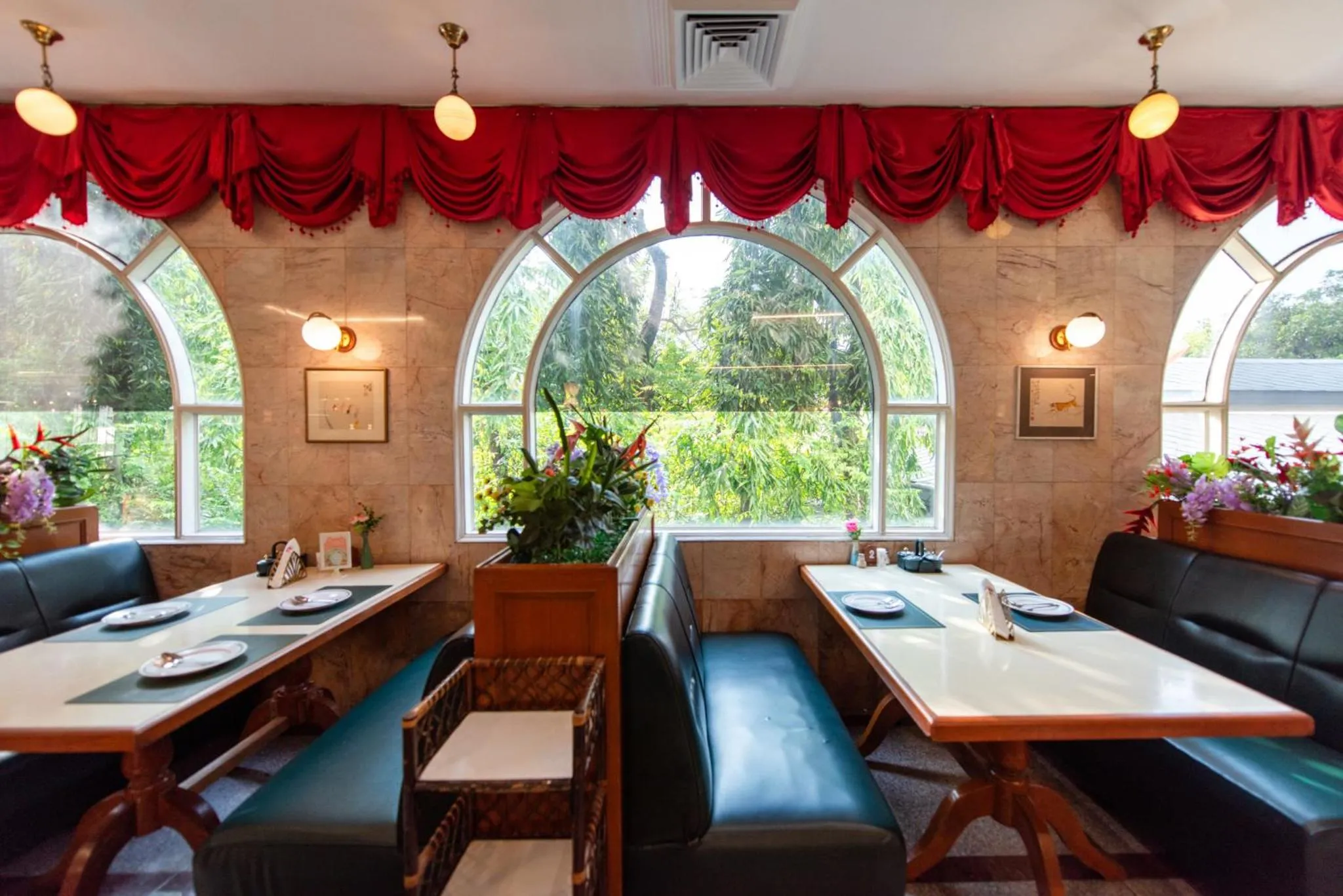 Restaurant/places to eat in Elizabeth Hotel