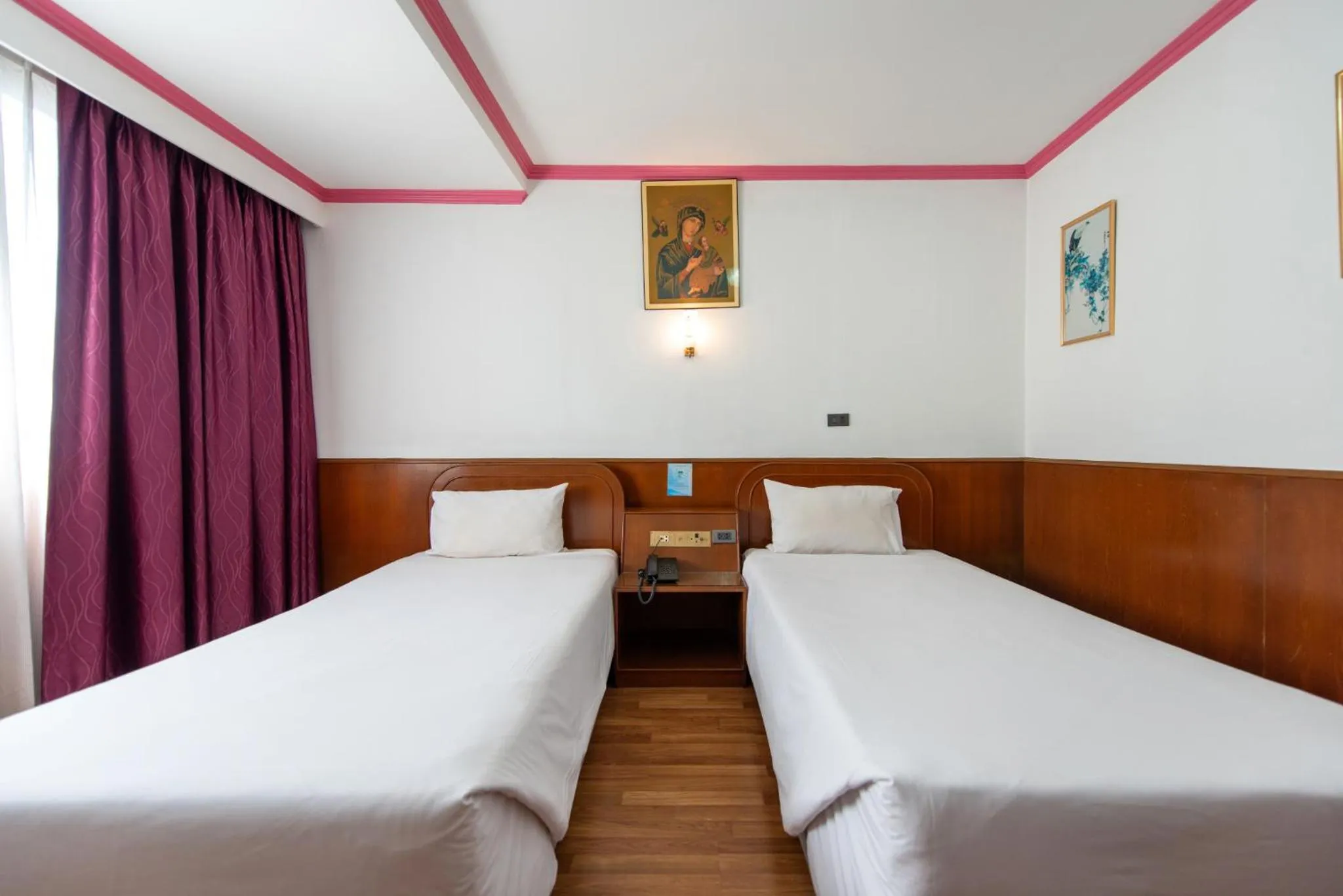 Bed in Elizabeth Hotel