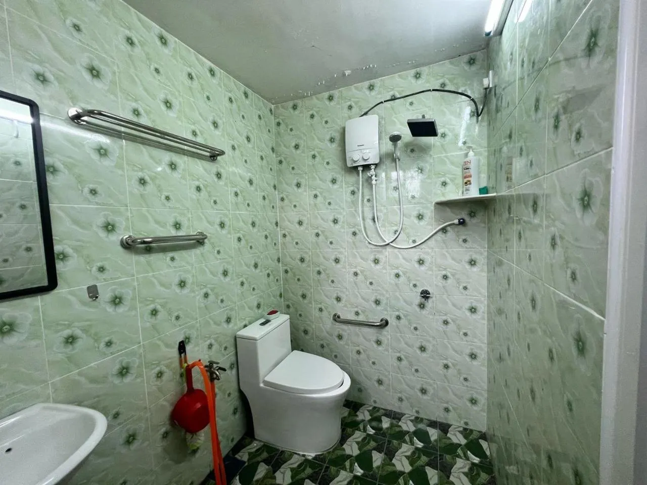 Bathroom in Capital O 91117 Noor Room Stay