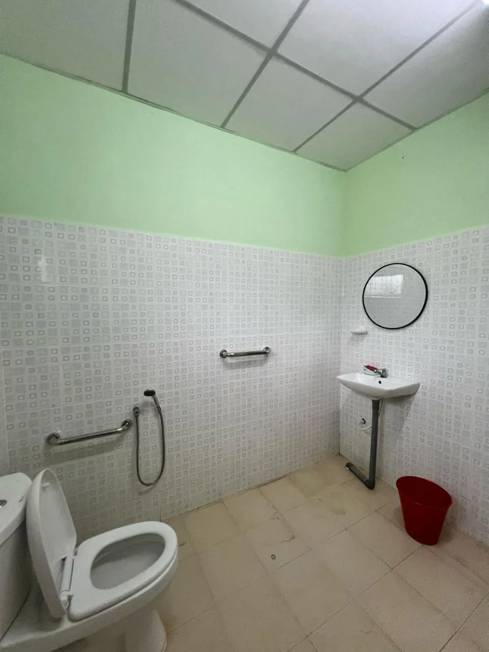 Bathroom in Capital O 91117 Noor Room Stay