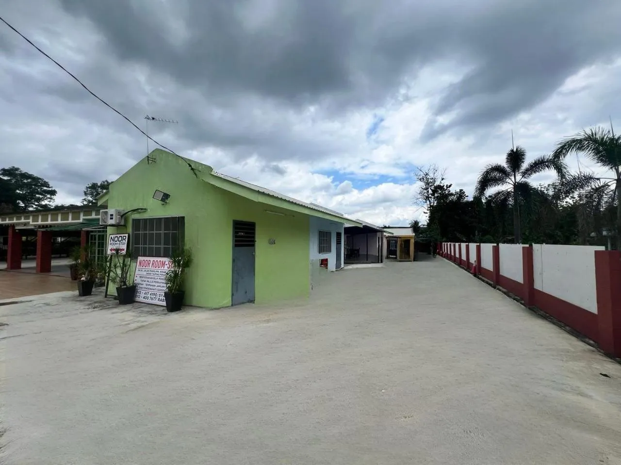 Facade/entrance in Capital O 91117 Noor Room Stay