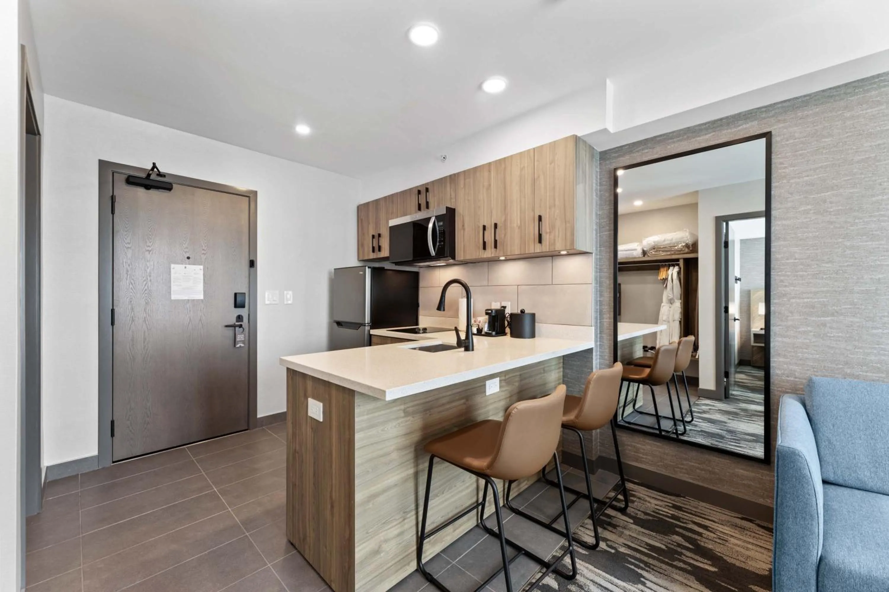 Kitchen or kitchenette in Sandman Signature Dallas Las Colinas Hotel & Suites