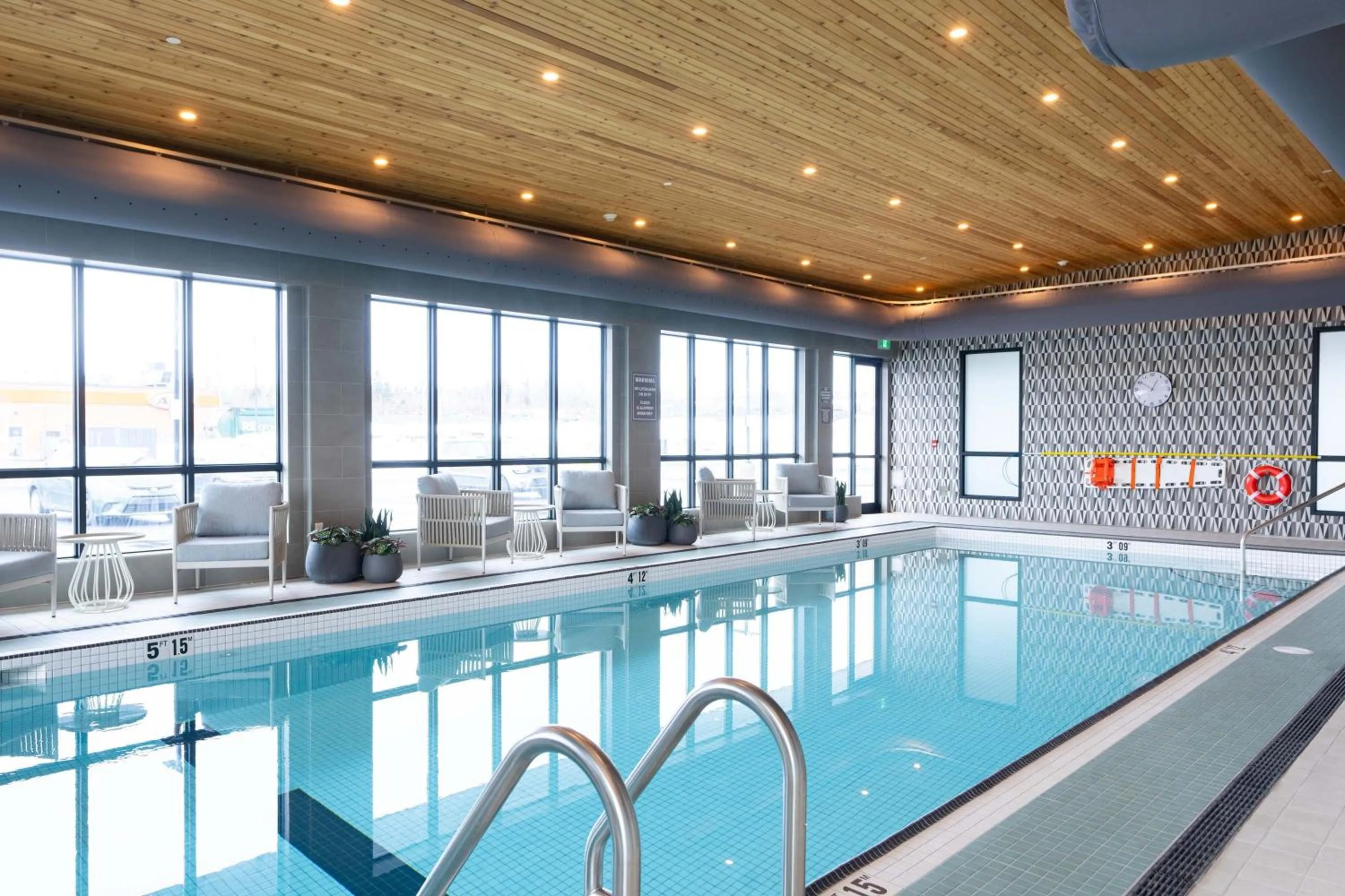 Swimming pool in Sandman Signature Dallas Las Colinas Hotel & Suites