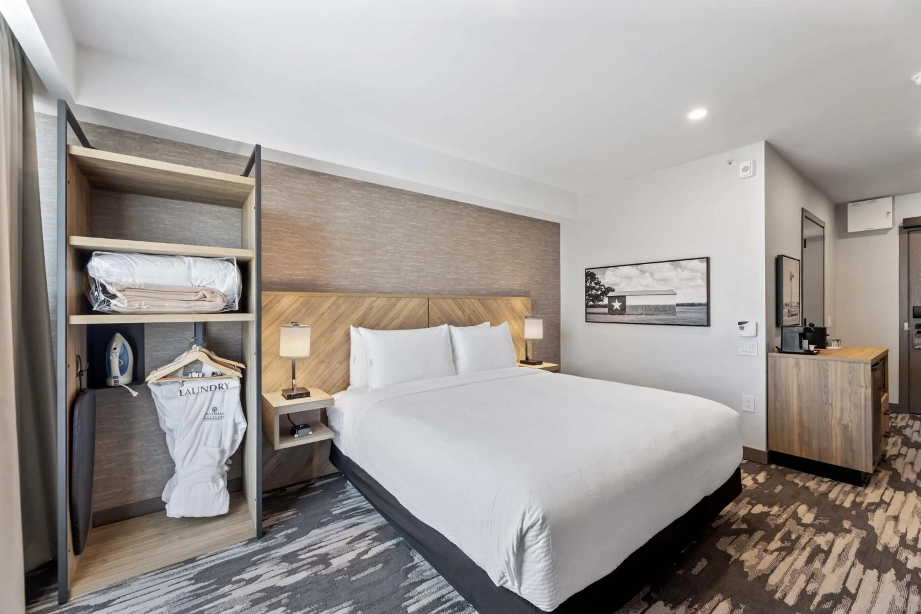 Photo of the whole room, Bed in Sandman Signature Dallas Las Colinas Hotel & Suites