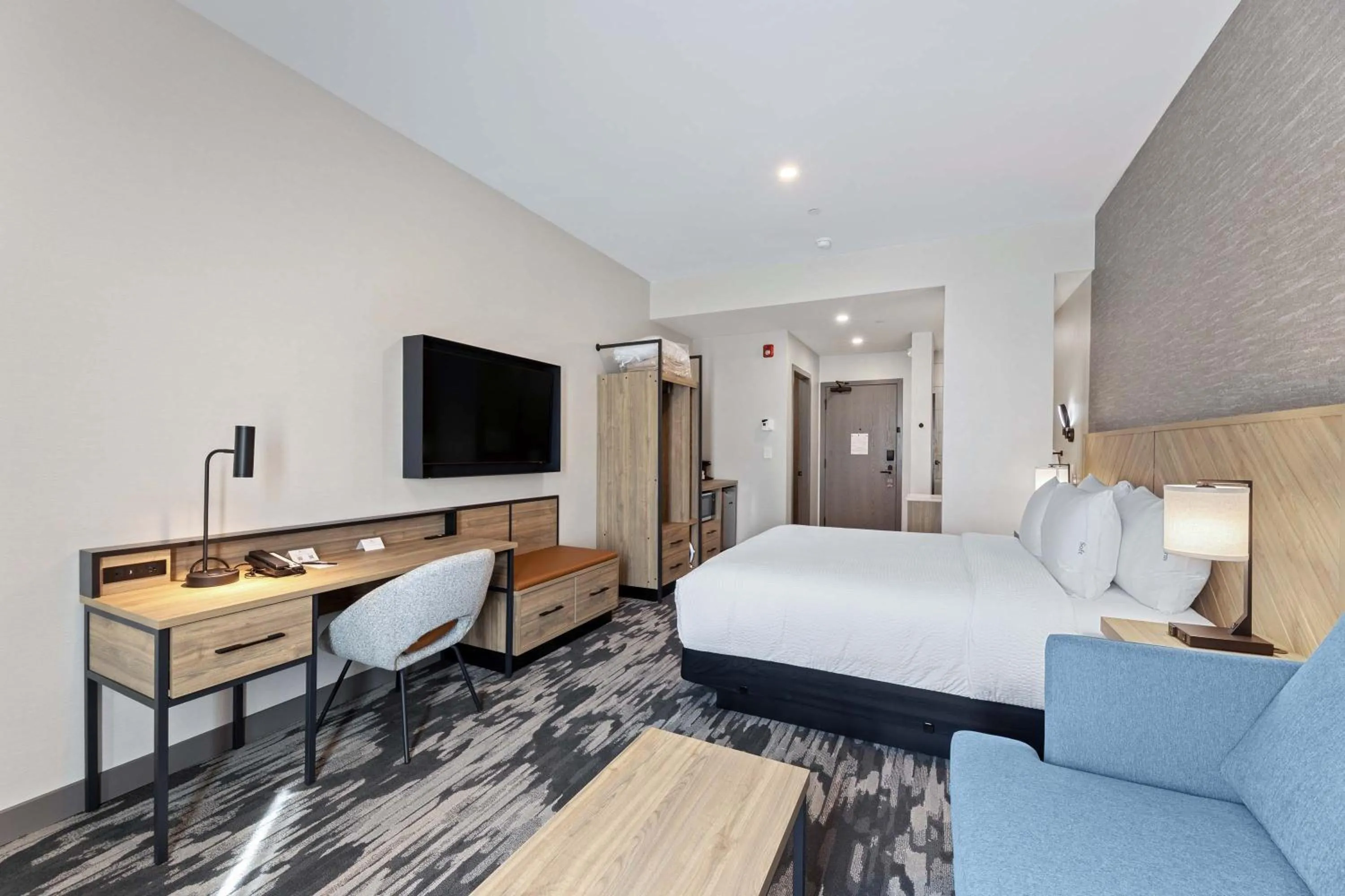 Photo of the whole room, Bed in Sandman Signature Dallas Las Colinas Hotel & Suites