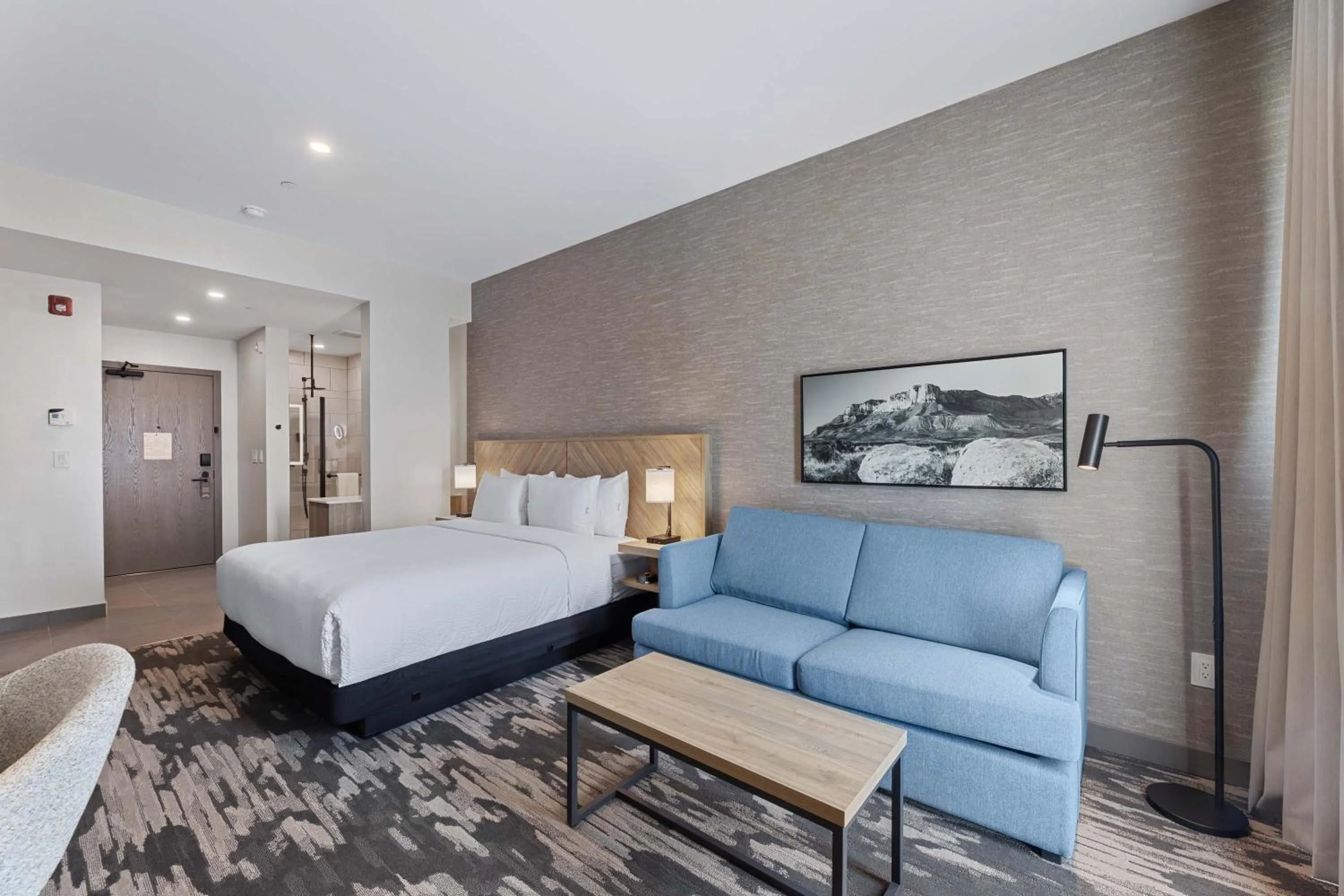 Photo of the whole room, Bed in Sandman Signature Dallas Las Colinas Hotel & Suites
