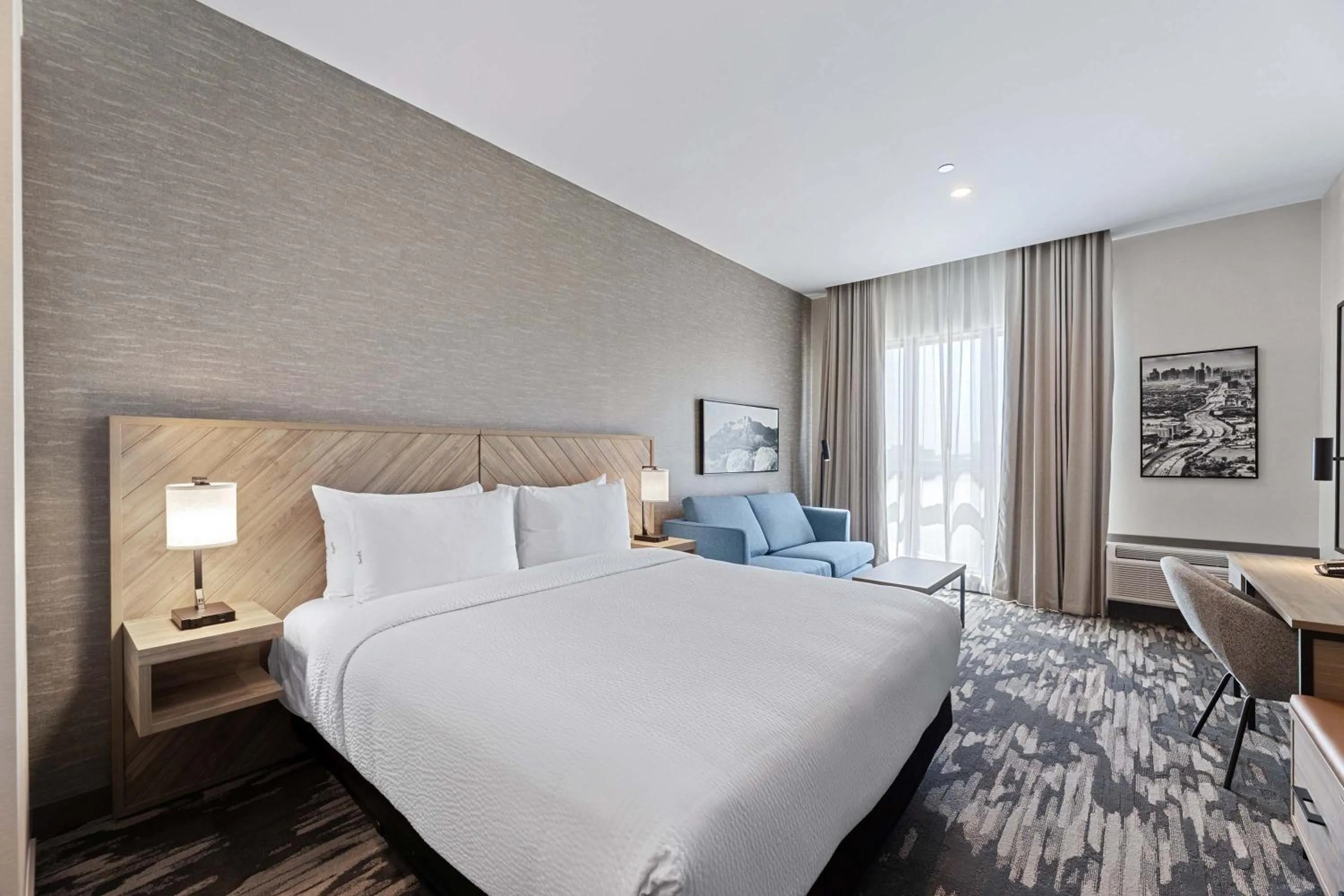 Photo of the whole room, Bed in Sandman Signature Dallas Las Colinas Hotel & Suites