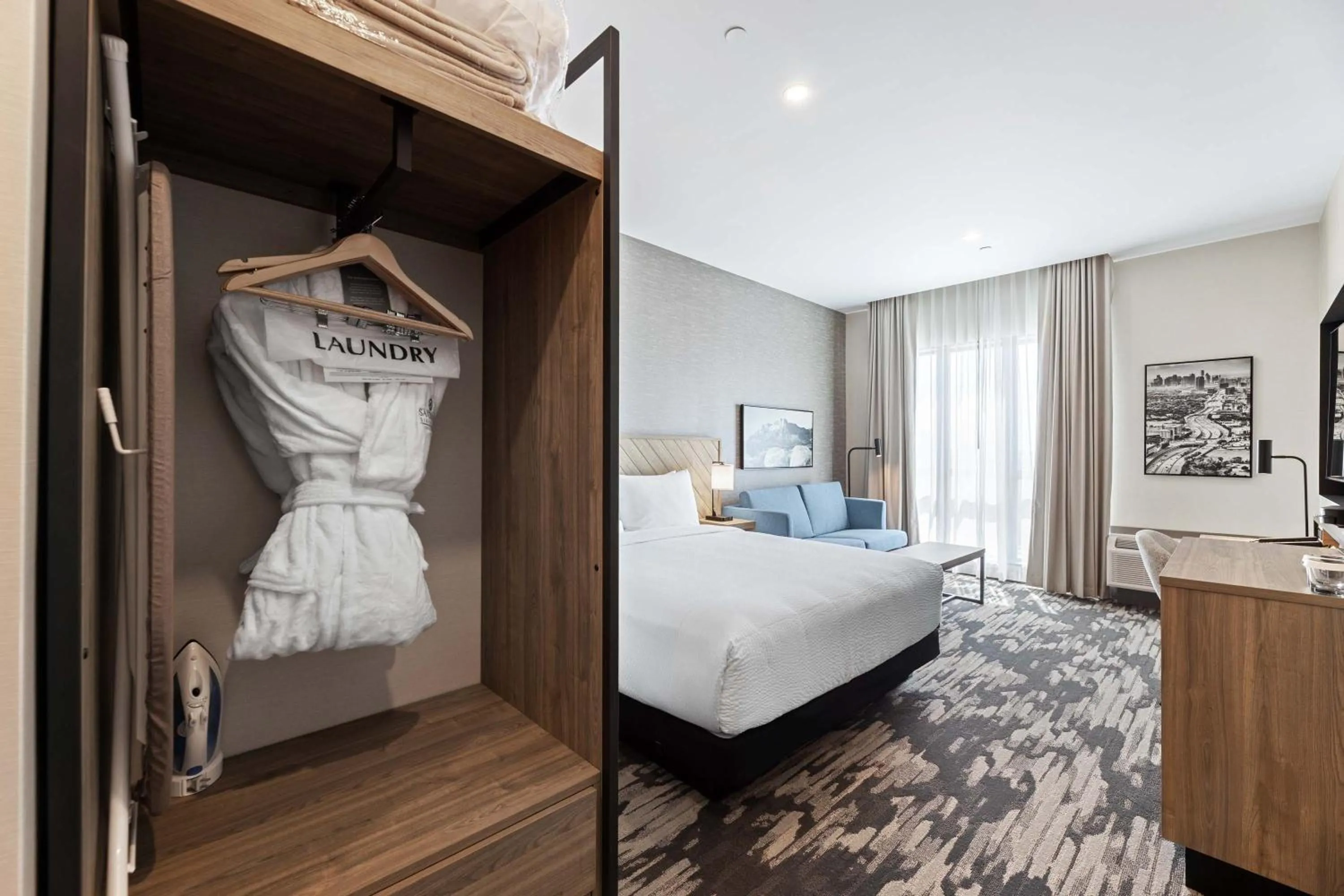 Photo of the whole room, Bed in Sandman Signature Dallas Las Colinas Hotel & Suites