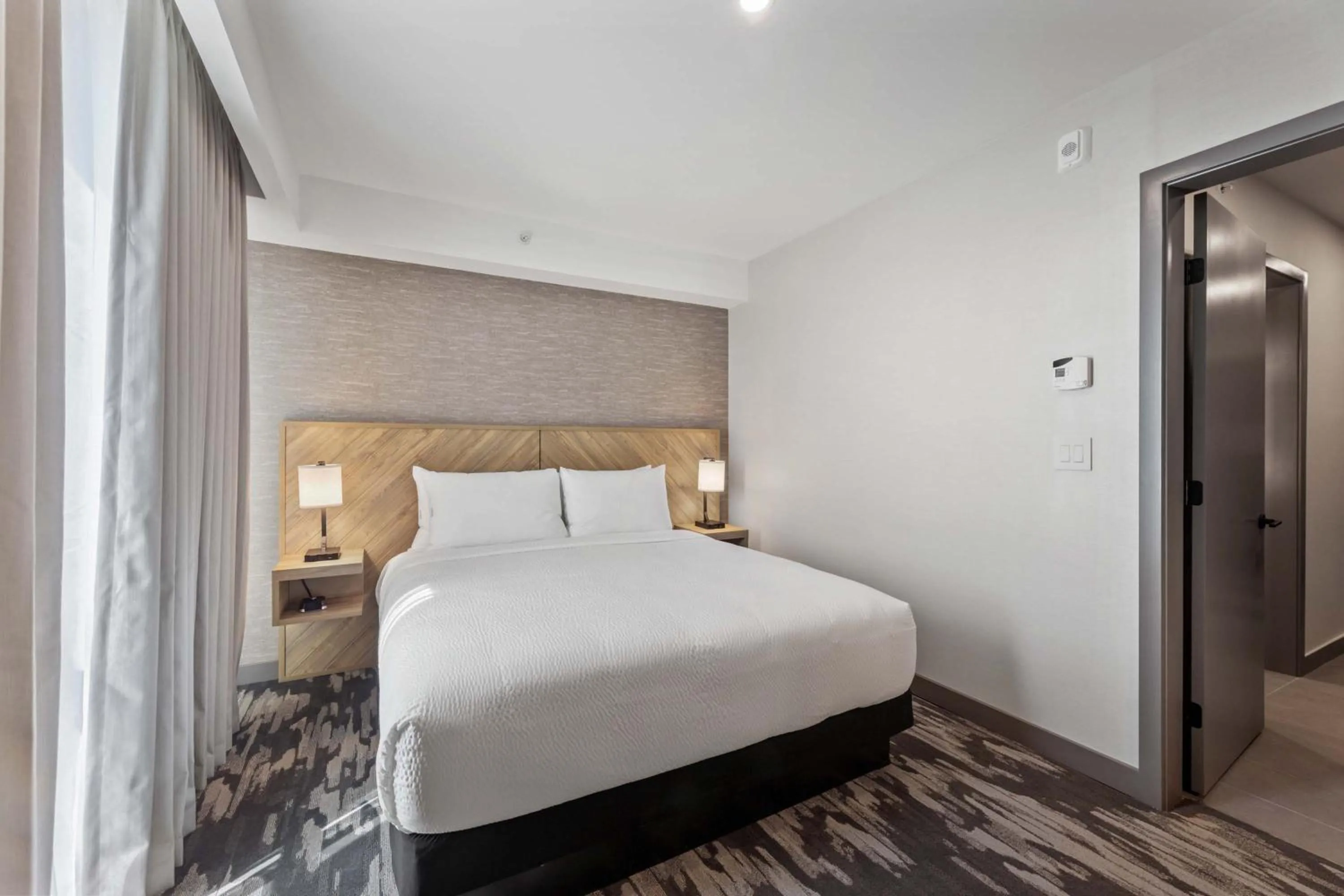 Photo of the whole room, Bed in Sandman Signature Dallas Las Colinas Hotel & Suites